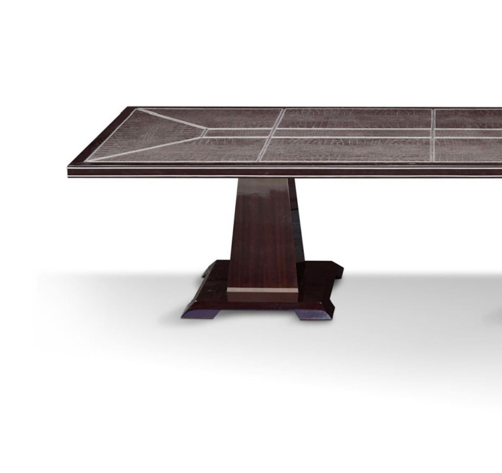 Table rectangulaire en bois d'acajou et tablette en cuir imprimé avec couture couleur corde et détails en acier nickelé
Dimension : cm 300 x 100 x h. 75.