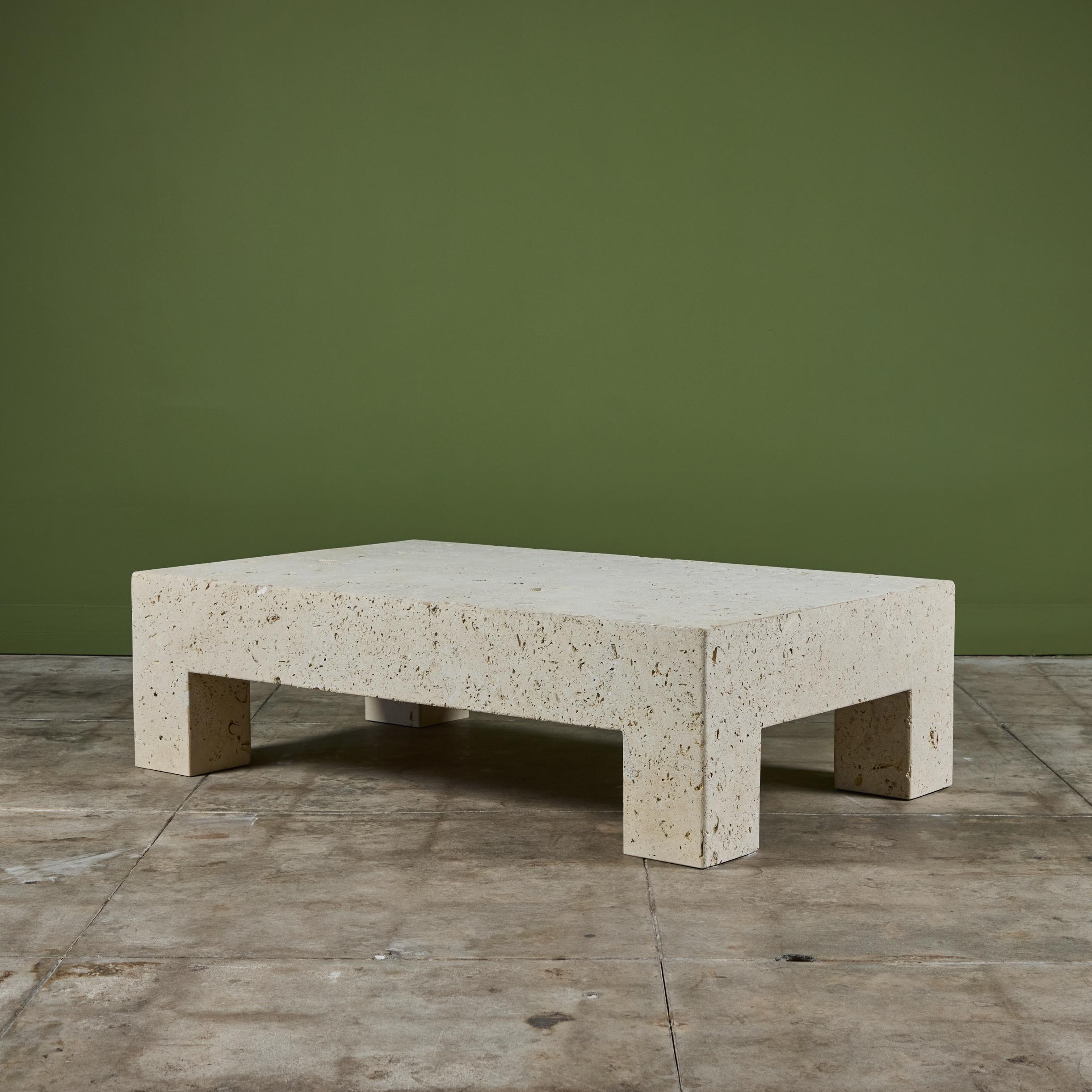 Grande table basse rectangulaire en pierre calcaire, également connue sous le nom de Texas Shellstone, dotée d'un épais plateau et reposant sur quatre pieds en forme de colonne carrée c.C.C., États-Unis. Cette pierre unique présente de nombreux