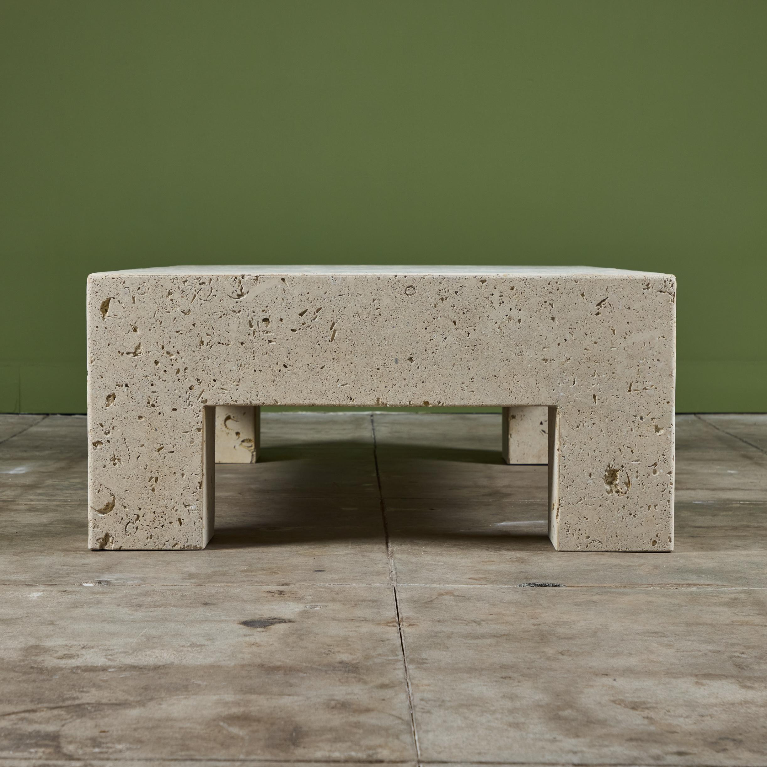 Grande table basse rectangulaire Texas Cordova Shellstone Excellent état - En vente à Los Angeles, CA
