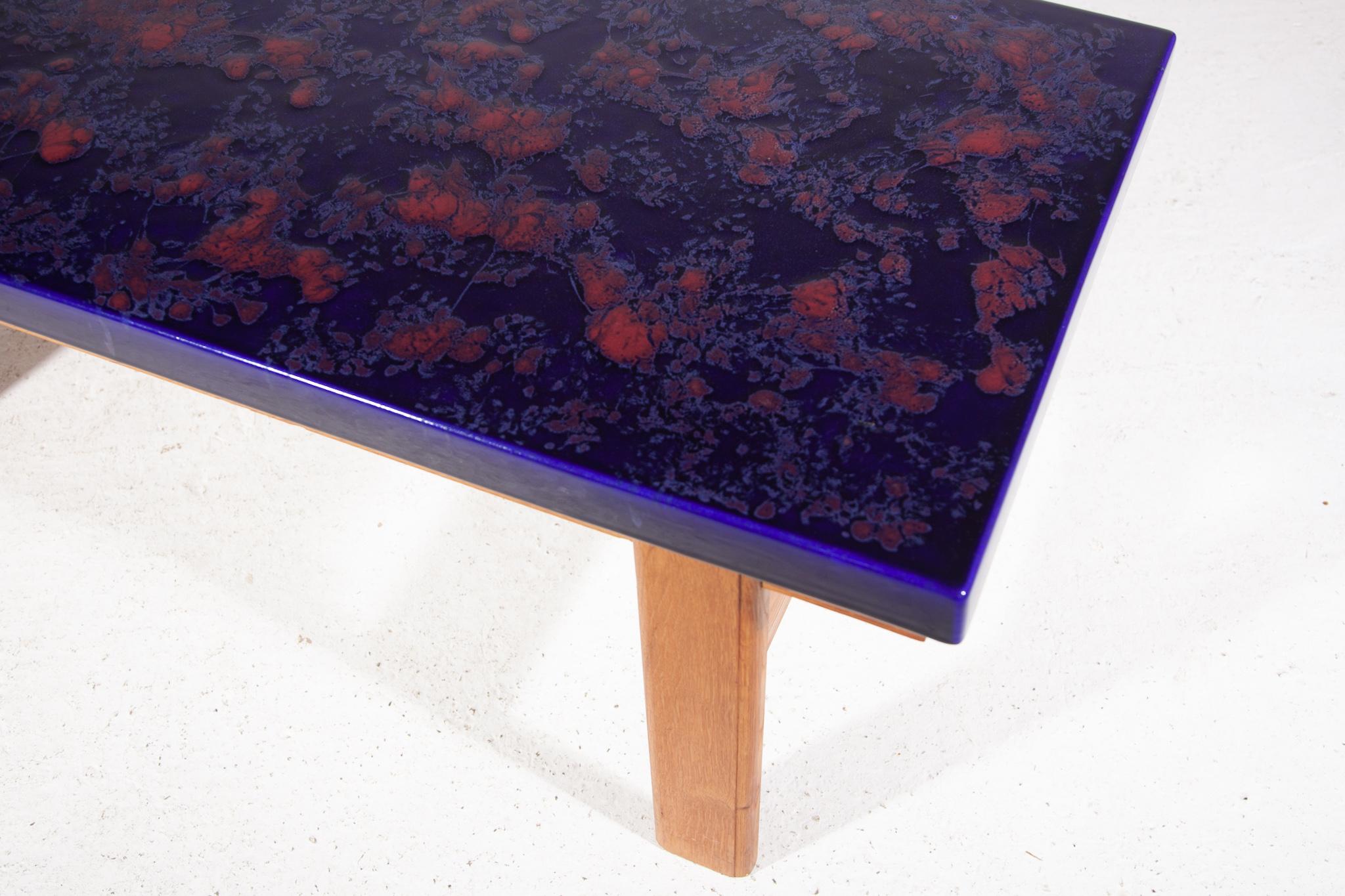 Scandinave moderne Grande table basse rectangulaire à plateau en céramique bleue et orange, années 1970 en vente