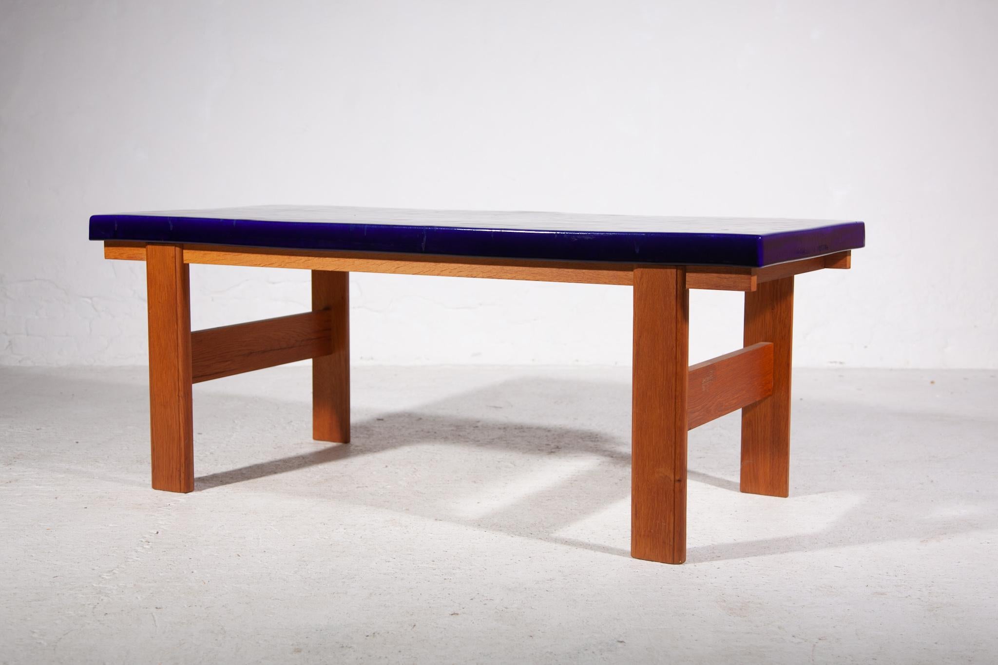 Danois Grande table basse rectangulaire à plateau en céramique bleue et orange, années 1970 en vente