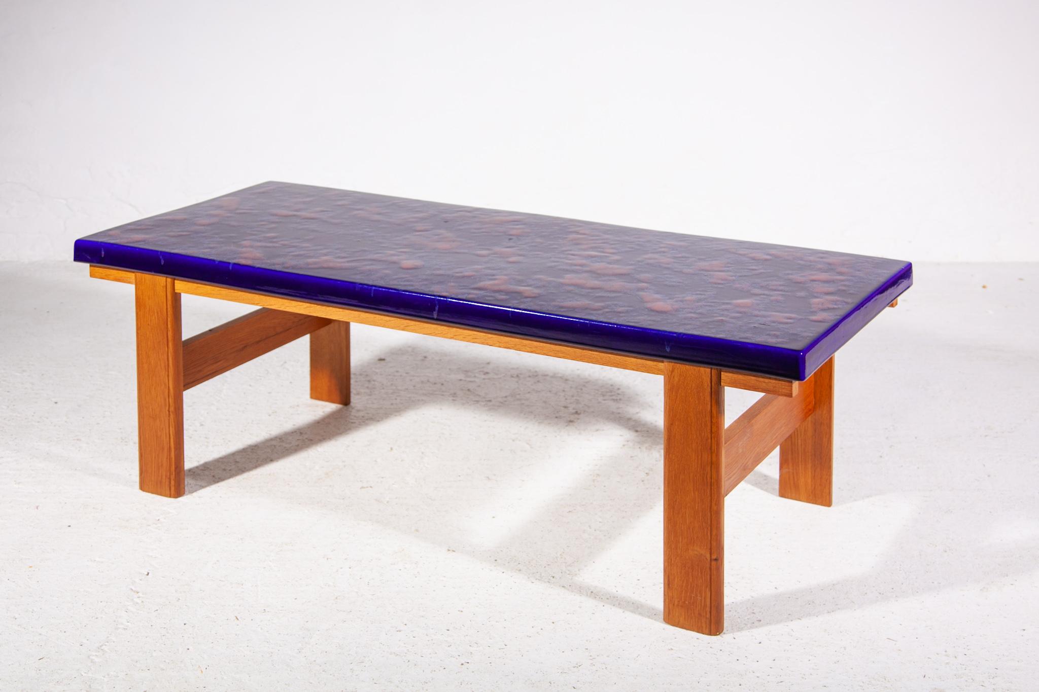 Vernissé Grande table basse rectangulaire à plateau en céramique bleue et orange, années 1970 en vente