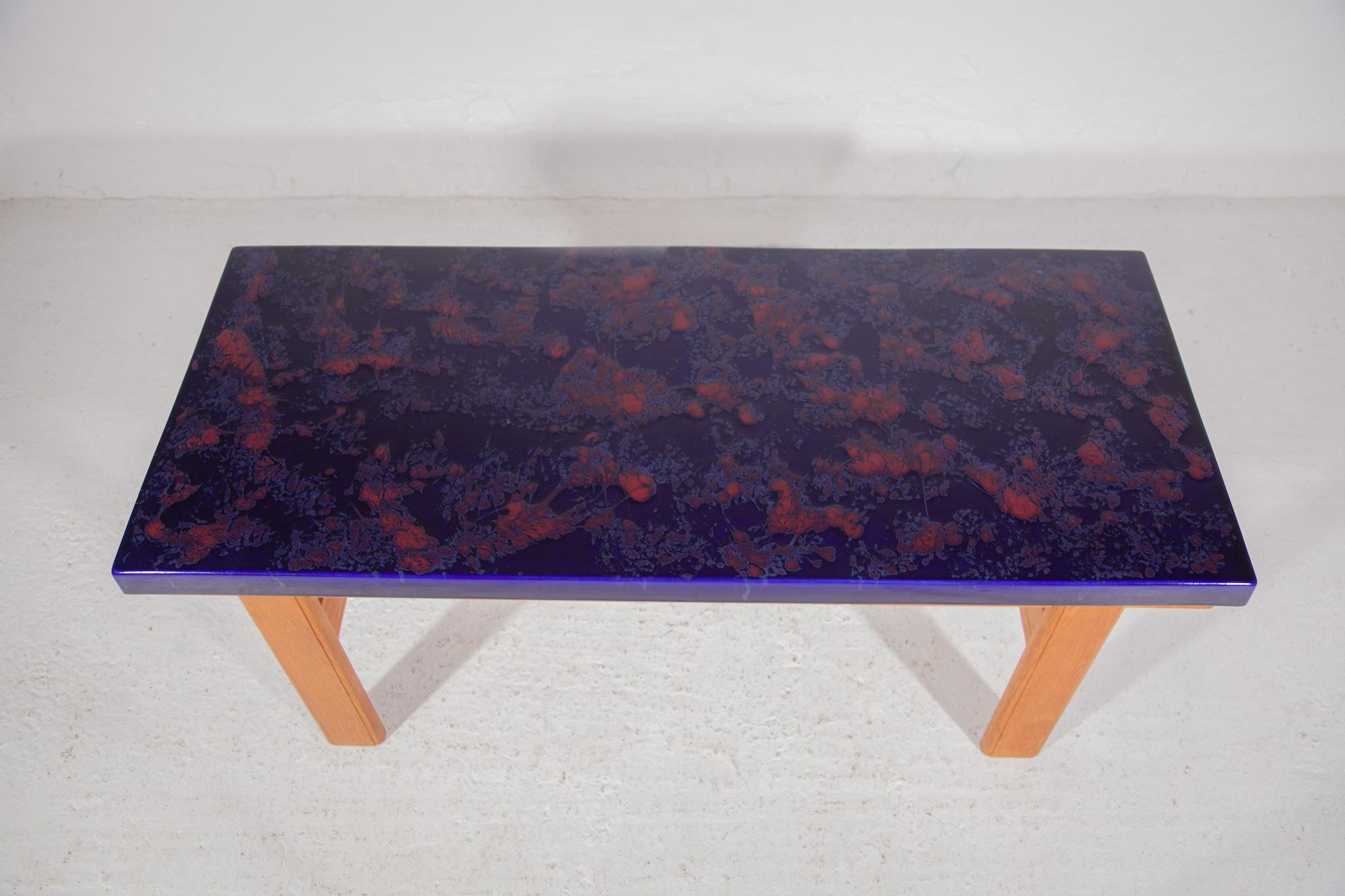 Céramique Grande table basse rectangulaire à plateau en céramique bleue et orange, années 1970 en vente