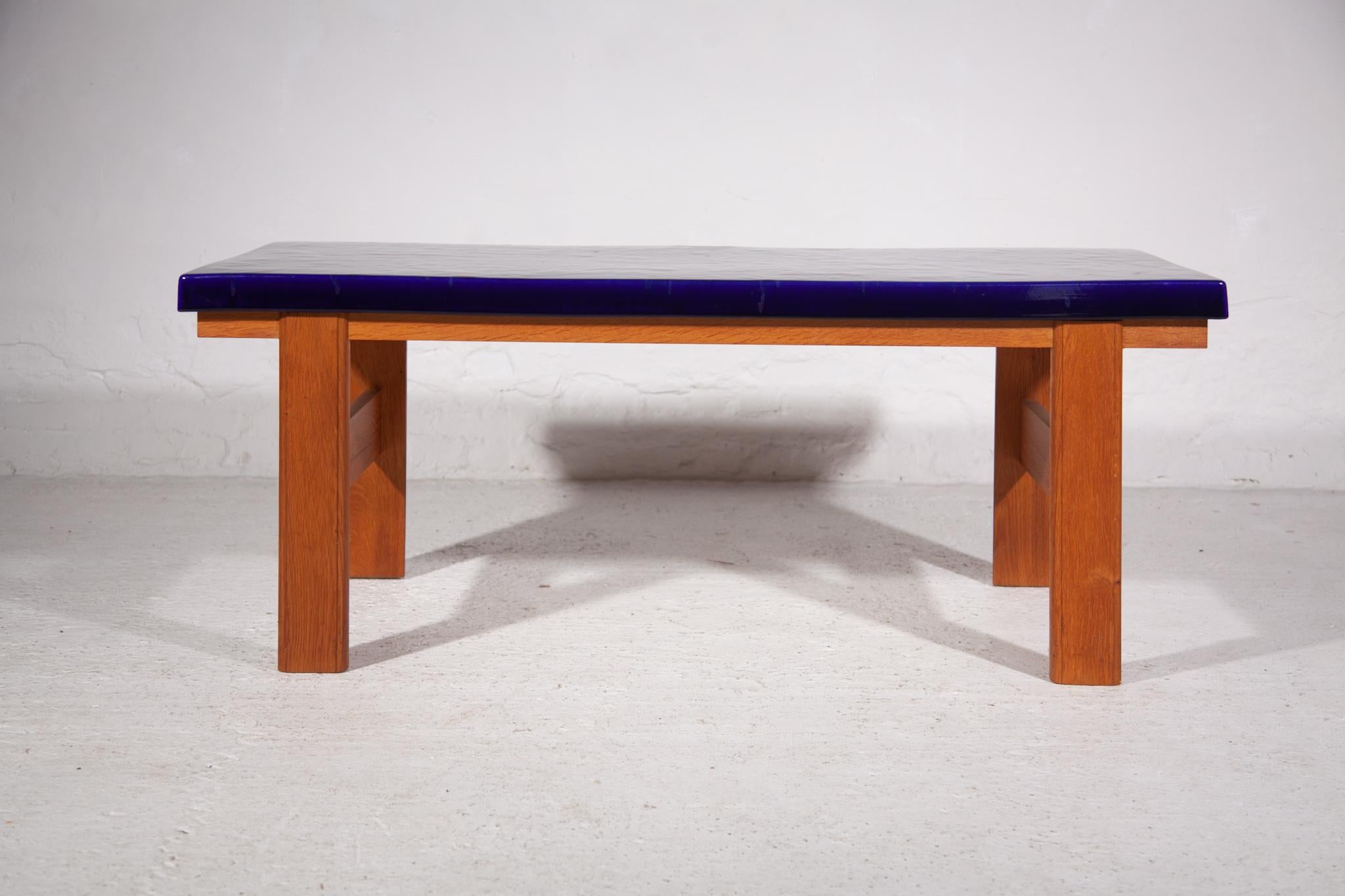 Grande table basse rectangulaire à plateau en céramique bleue et orange, années 1970 en vente 1