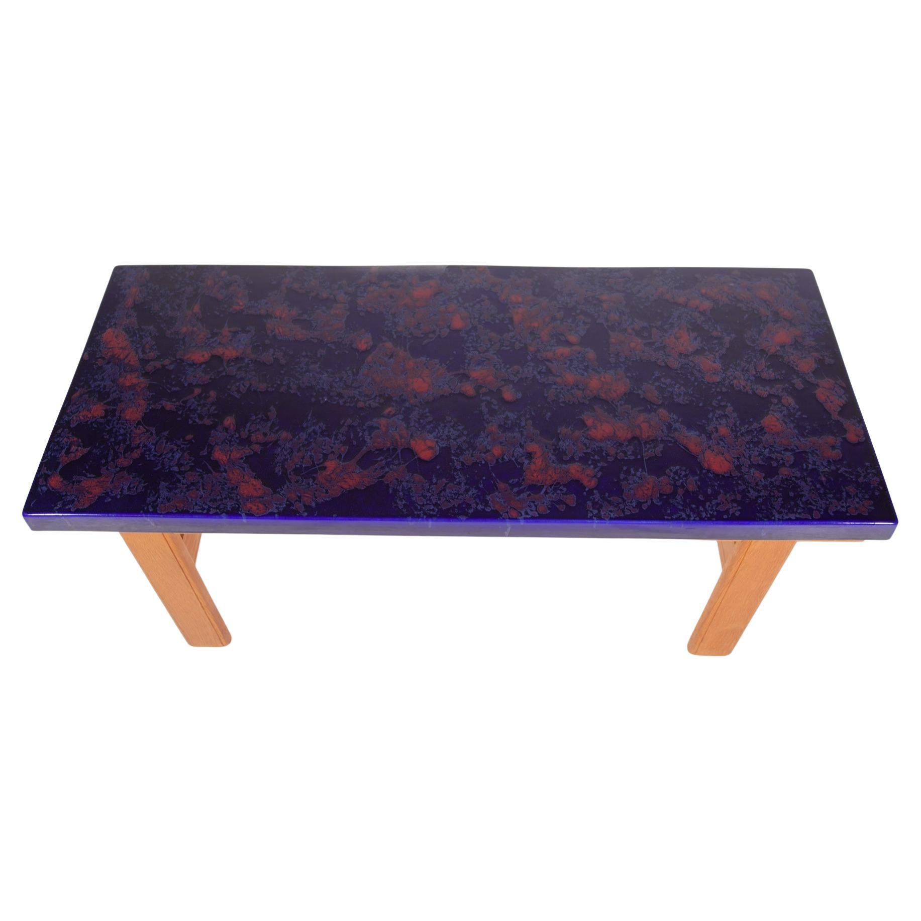 Grande table basse rectangulaire à plateau en céramique bleue et orange, années 1970