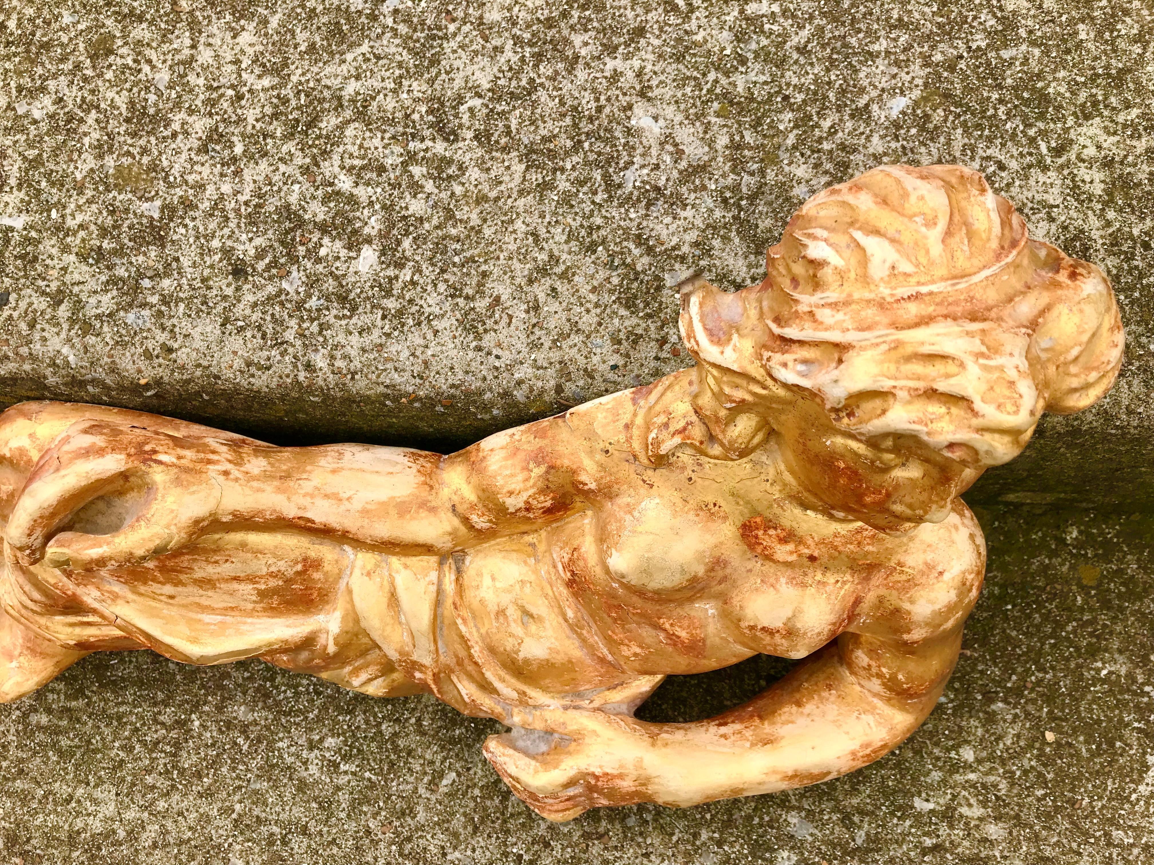 Grand fragment d'architecture en bois doré couché représentant Vénus ou déesse en vente 3