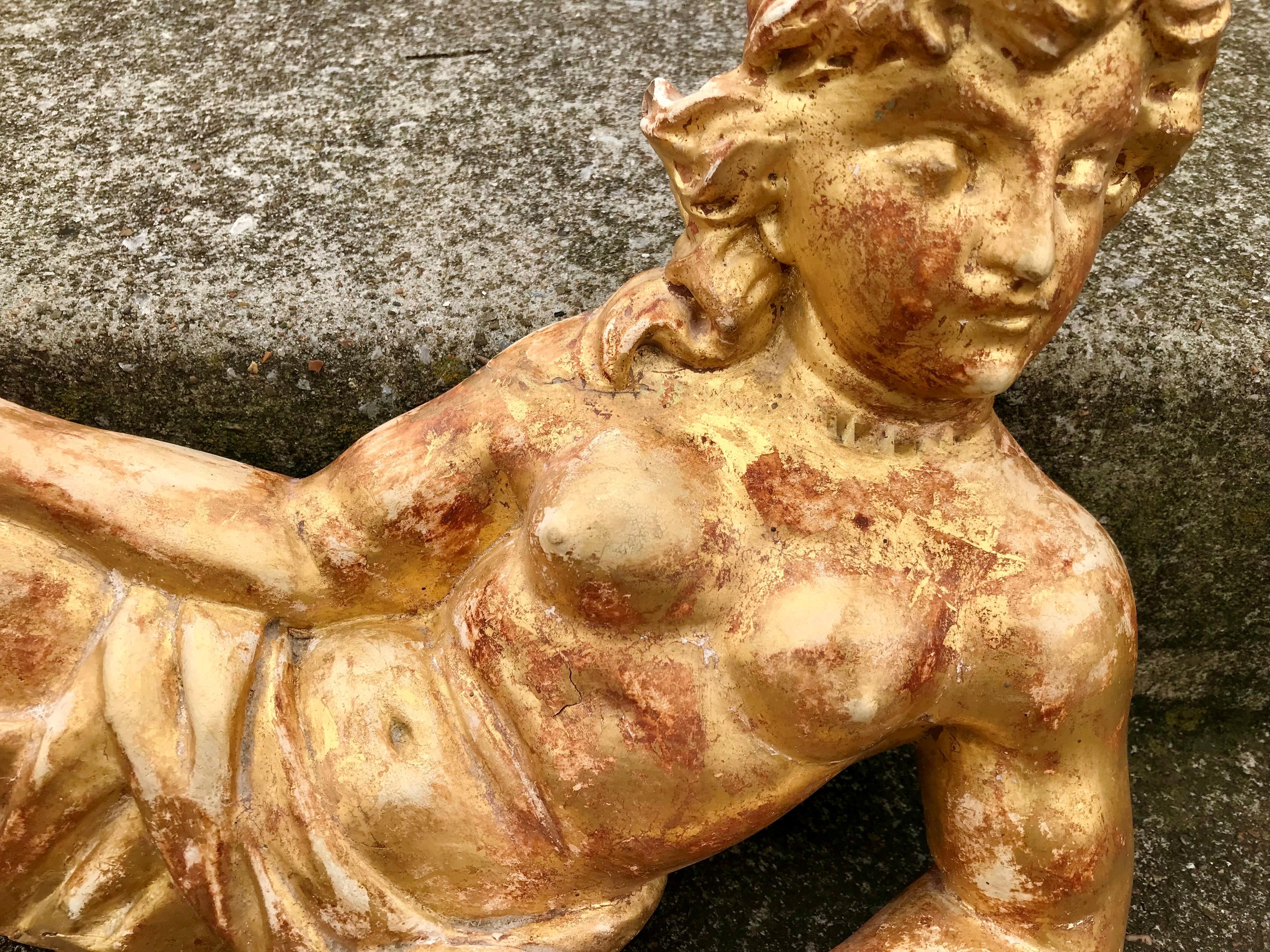 Großes ruhendes architektonisches Fragment Venus oder Göttin aus vergoldetem Holz (Französisch) im Angebot