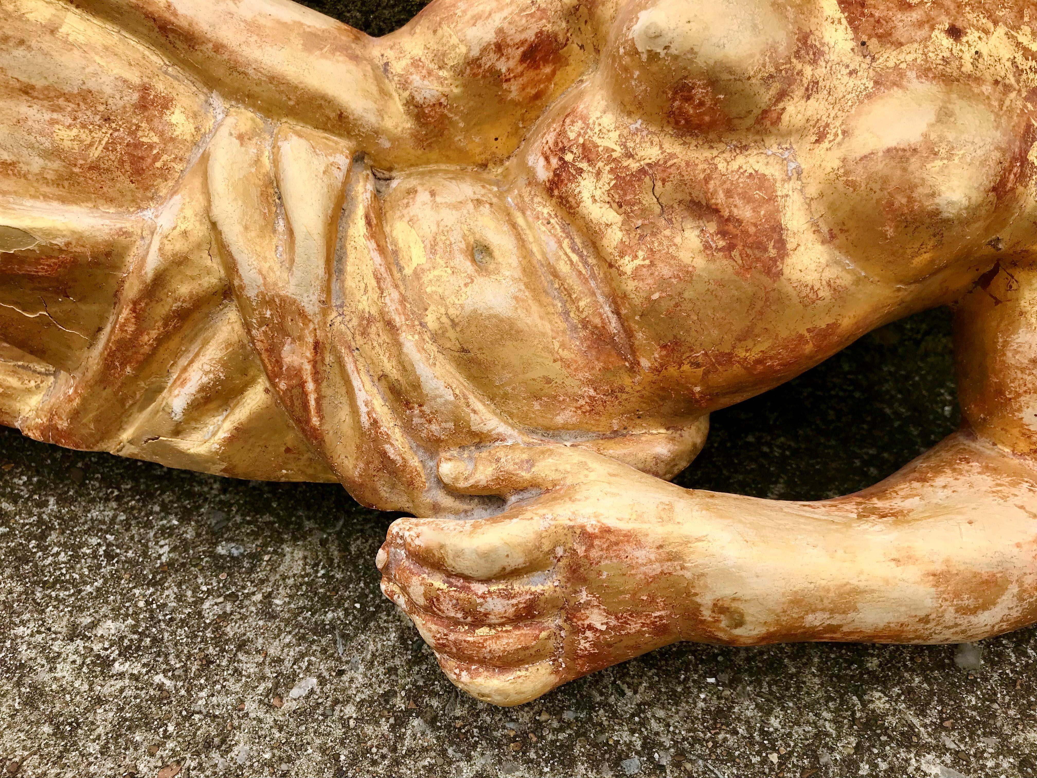 Großes ruhendes architektonisches Fragment Venus oder Göttin aus vergoldetem Holz im Zustand „Starke Gebrauchsspuren“ im Angebot in Nashville, TN