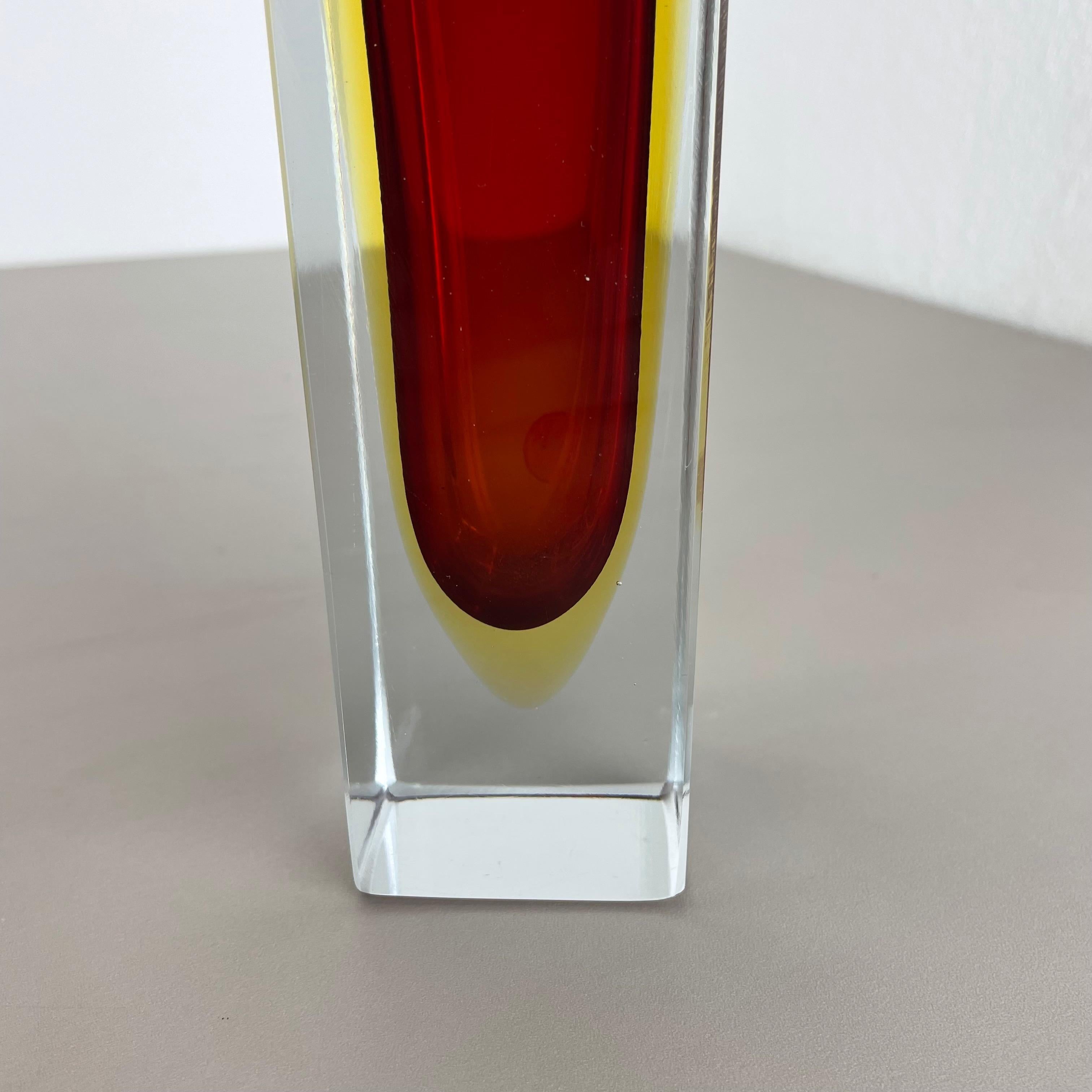 Grand vase cubique rouge en verre de Murano de 21 cm attribué à Flavio Poli, Italie, 1970 en vente 4