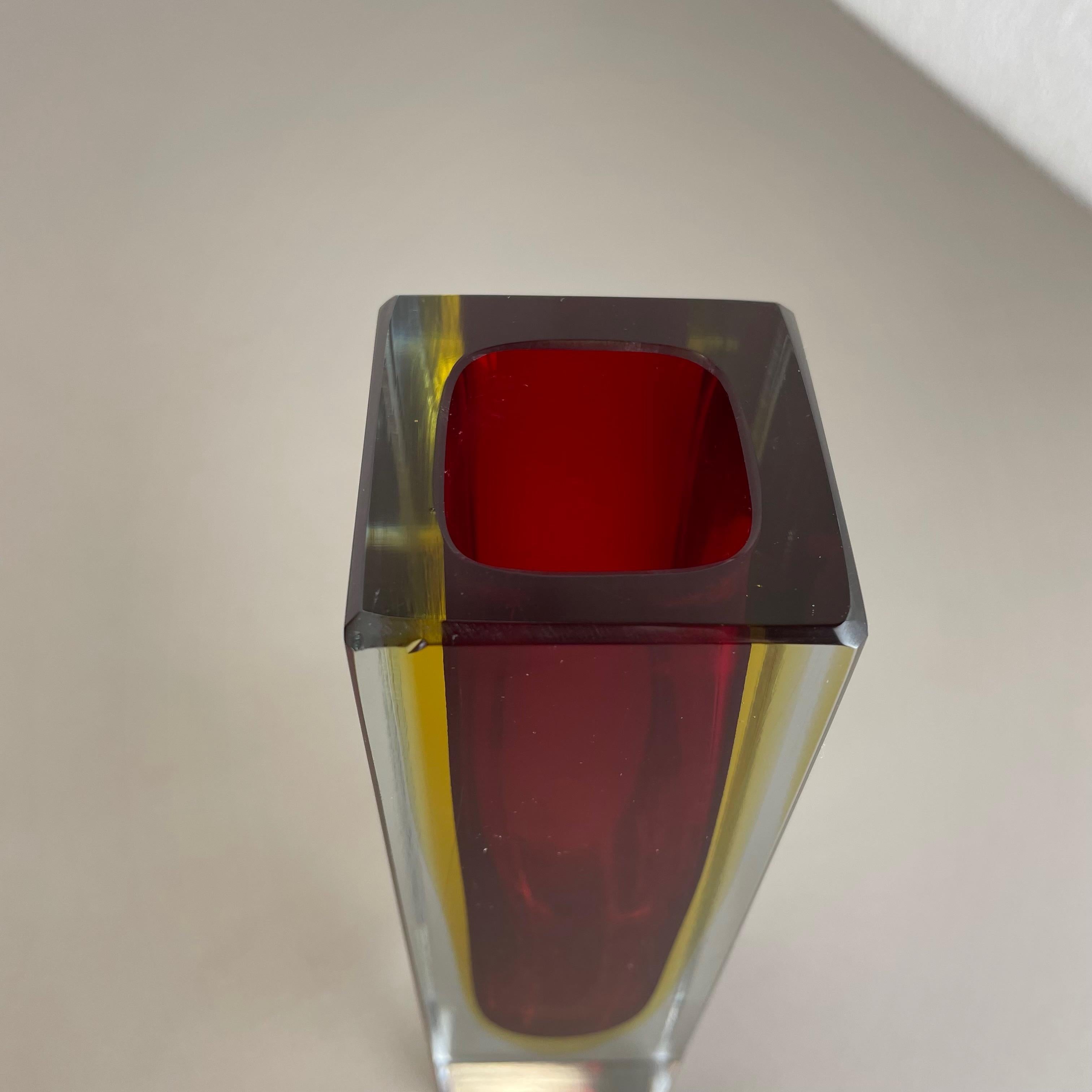 Grand vase cubique rouge en verre de Murano de 21 cm attribué à Flavio Poli, Italie, 1970 en vente 8