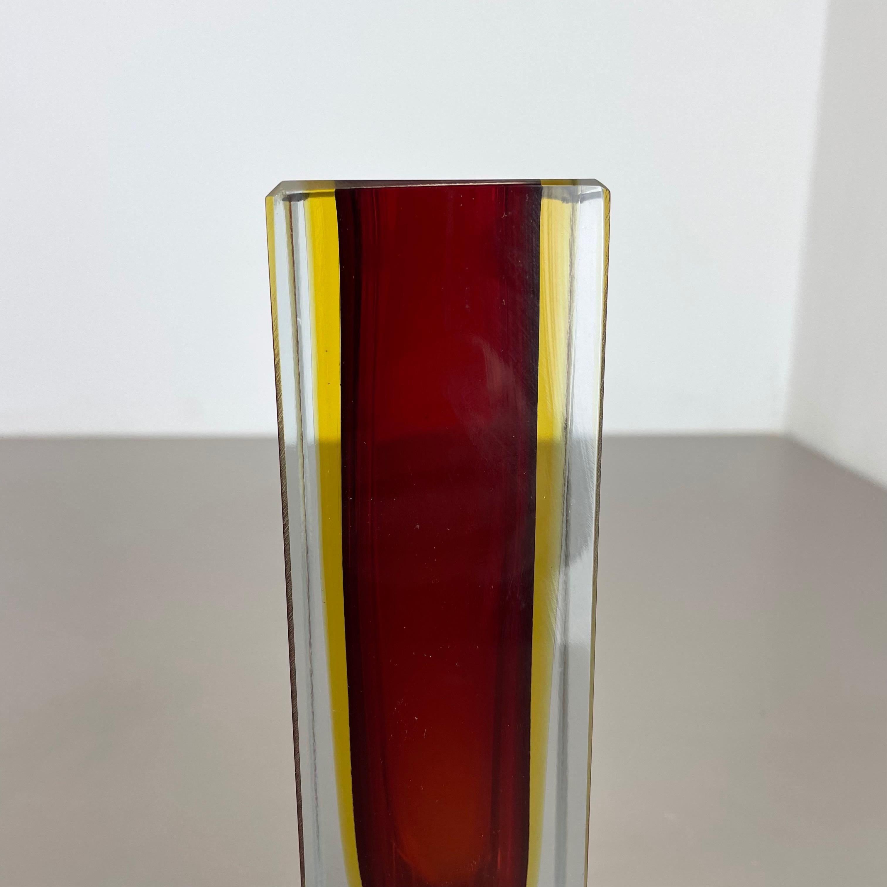 Verre de Murano Grand vase cubique rouge en verre de Murano de 21 cm attribué à Flavio Poli, Italie, 1970 en vente