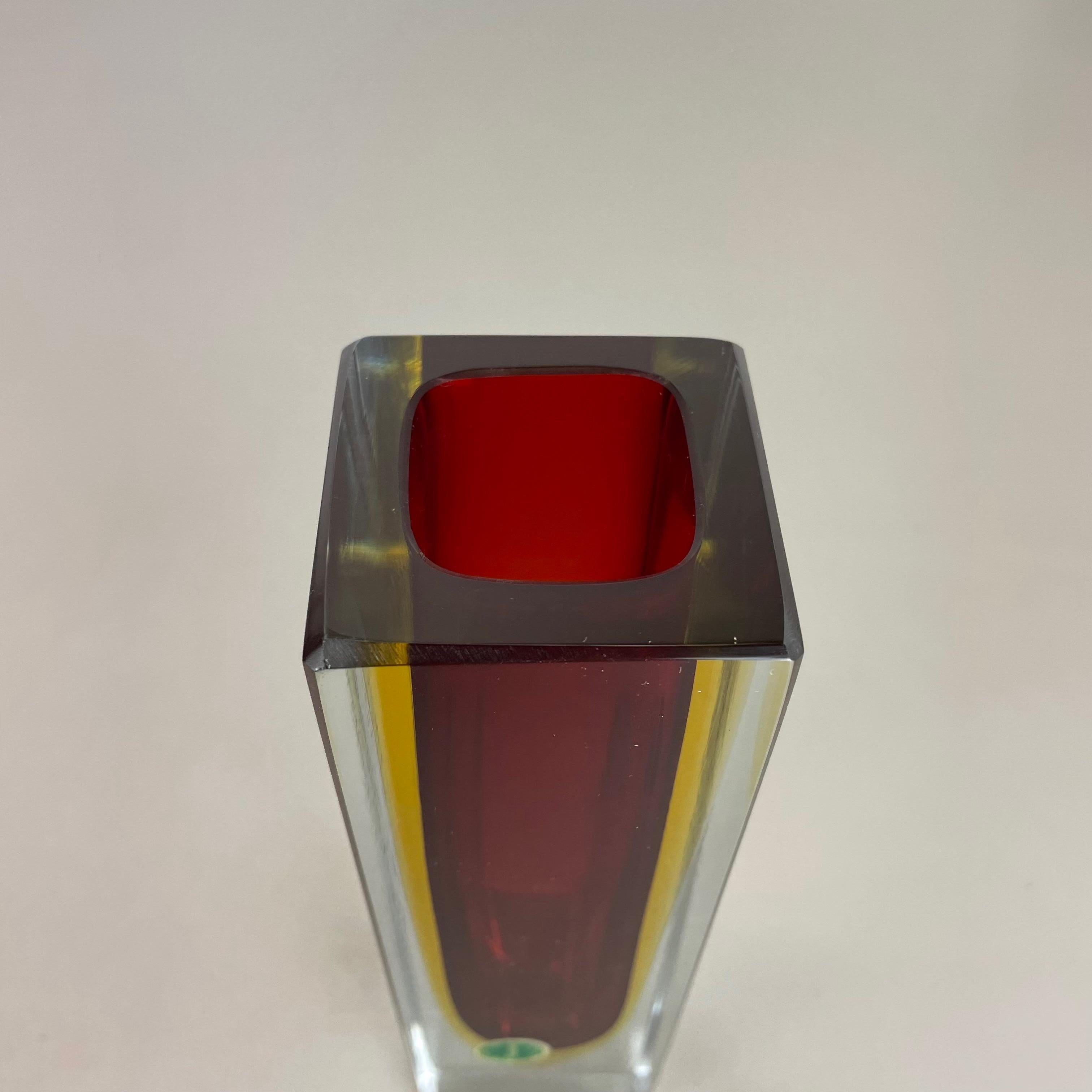 Grand vase cubique rouge en verre de Murano de 21 cm attribué à Flavio Poli, Italie, 1970 en vente 2