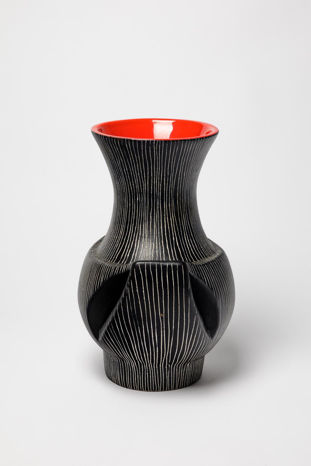 Francese Large red and black 20th century design ceramic vase by Jean de Lespinasse 1960 in vendita