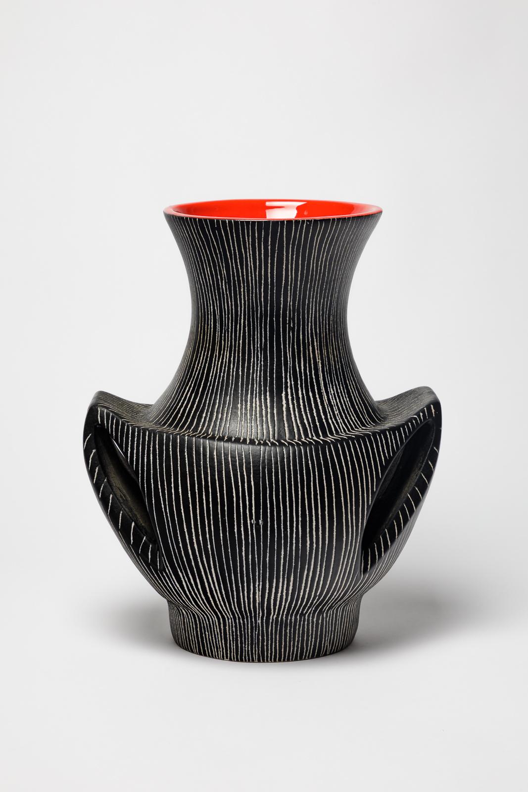Large red and black 20th century design ceramic vase by Jean de Lespinasse 1960 In condizioni ottime in vendita a Neuilly-en- sancerre, FR