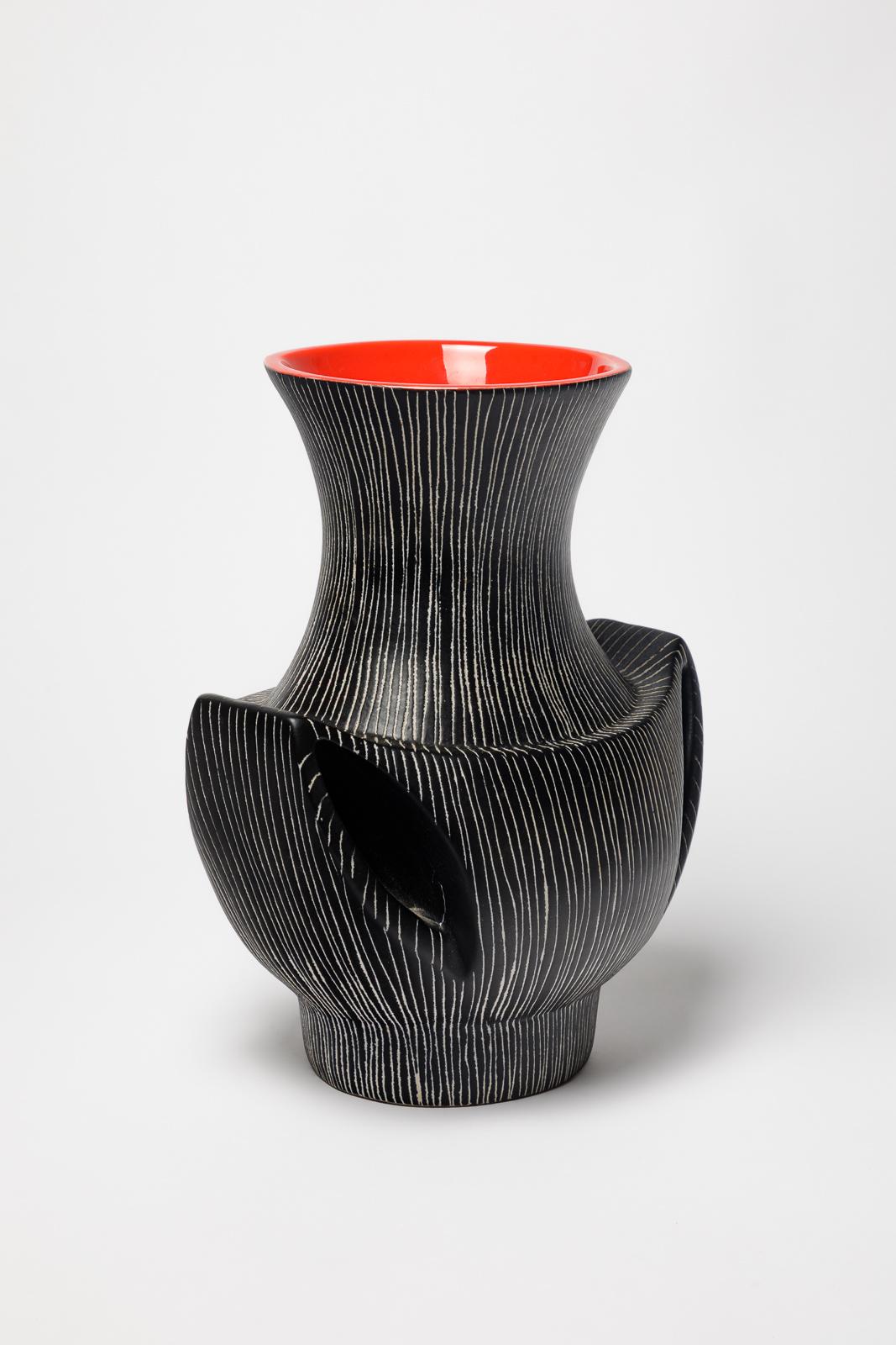 XX secolo Large red and black 20th century design ceramic vase by Jean de Lespinasse 1960 in vendita