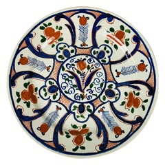 Grande assiette de présentation en faïence de Delft rouge et bleue aux couleurs Imari fabriquée vers 1800