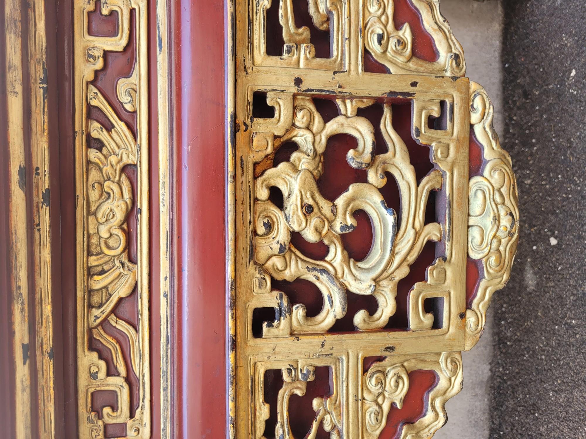 Large console in carved and red and gold lacquered wood, has to be plave in the center of a room, but with a different pattern for the front and back.

The feet have been re-entered, lacquer lifts on the top

Chinese work from the 19th