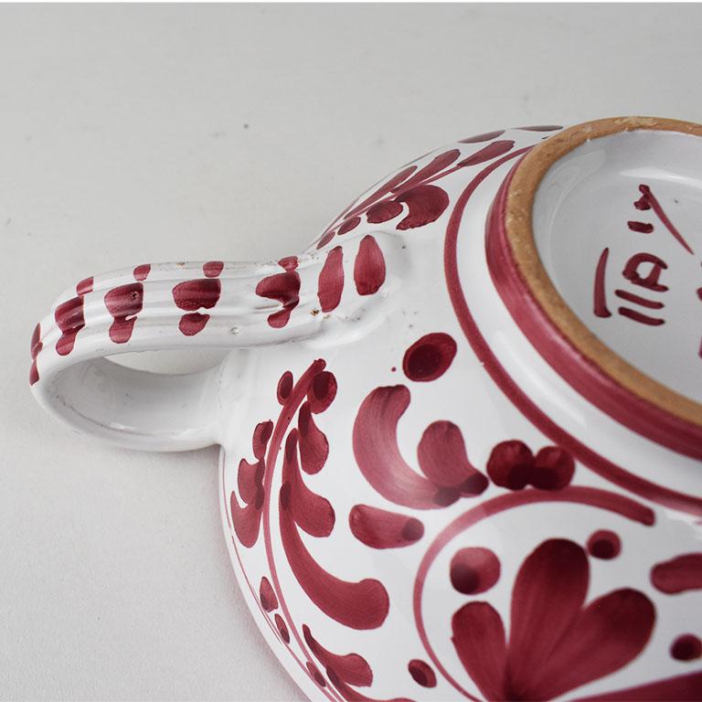 Großer roter und weißer handbemalter italienischer Suppenbecher aus Keramik, Italien (Italienisch) im Angebot