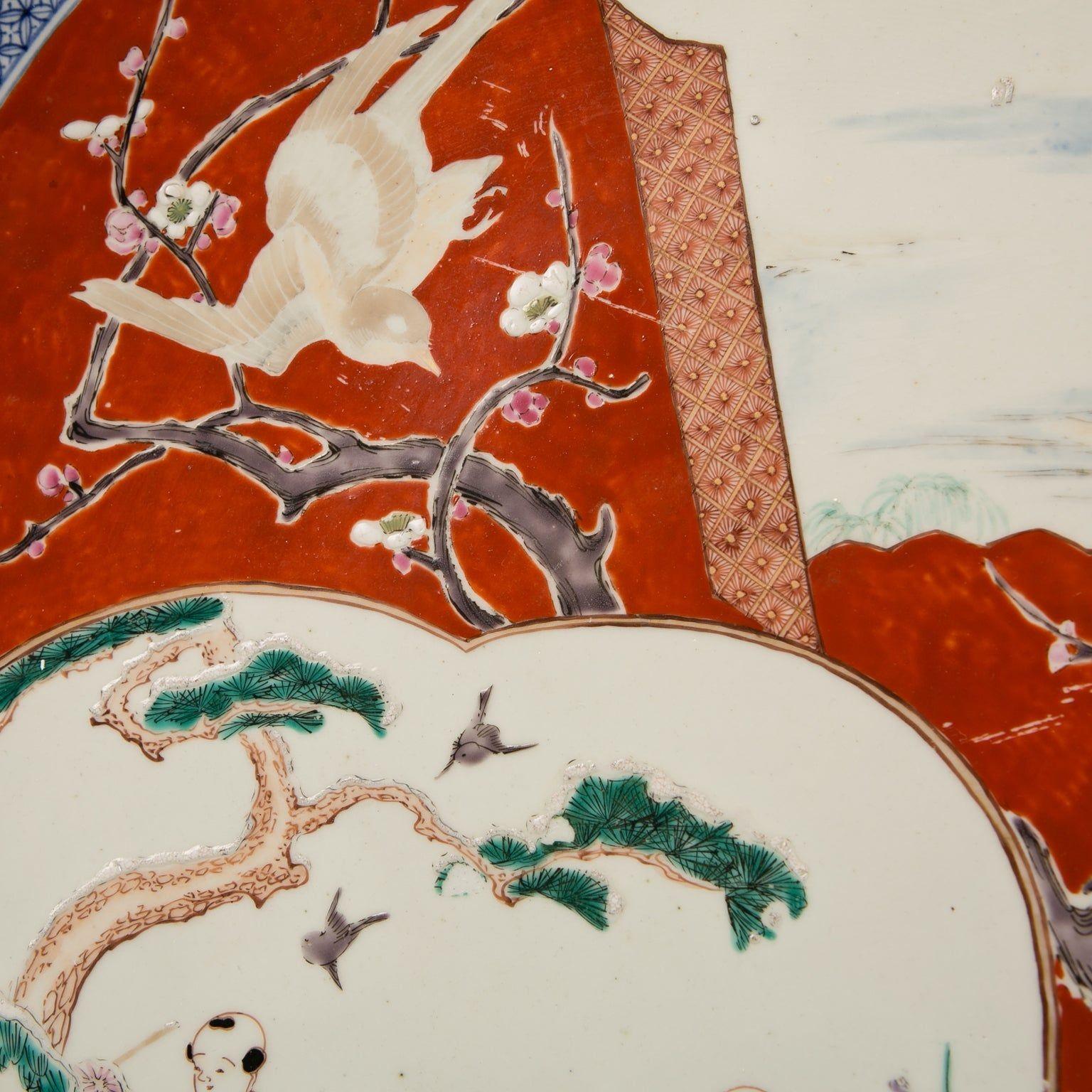 Große große rote antike japanische niedrige Schale, handbemalte Kinder beim Spielen, um 1885 (Japanisch) im Angebot