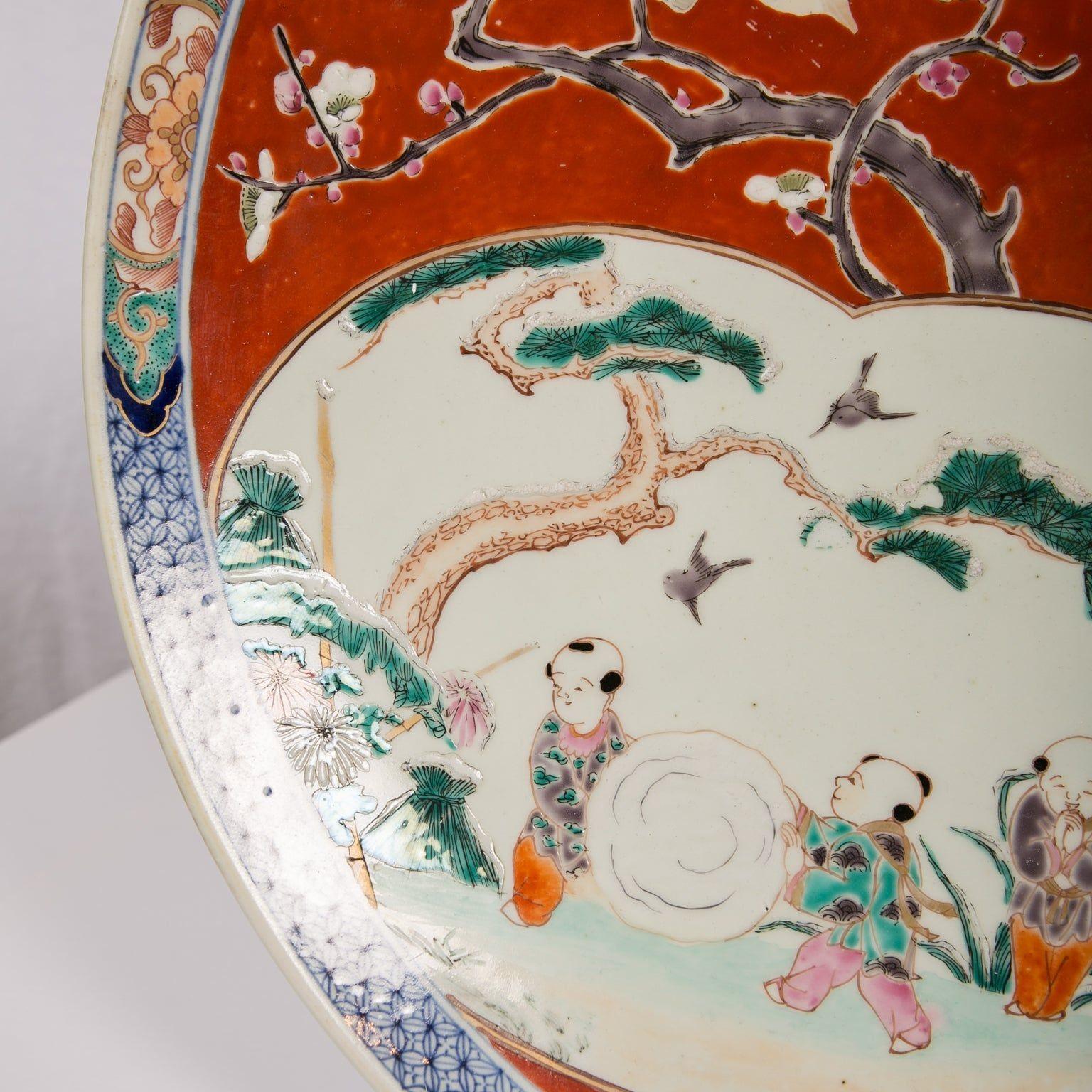 Große große rote antike japanische niedrige Schale, handbemalte Kinder beim Spielen, um 1885 (Handbemalt) im Angebot