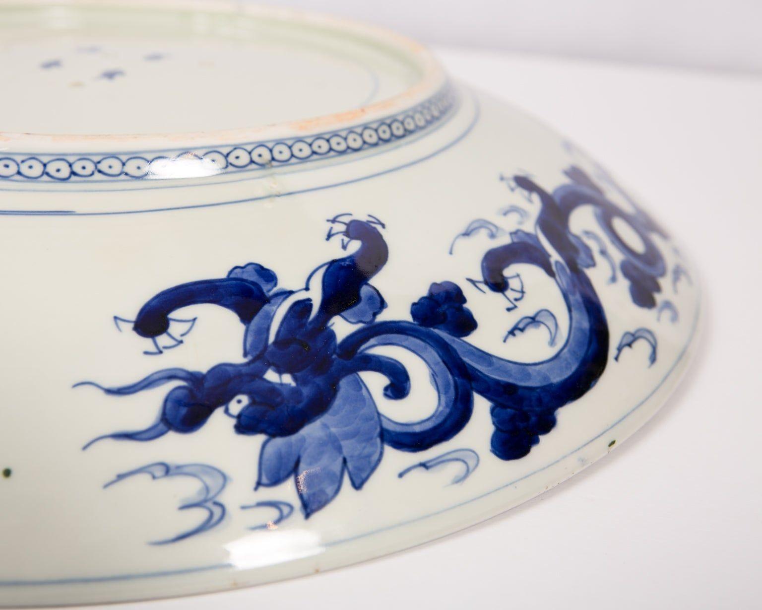 Große große rote antike japanische niedrige Schale, handbemalte Kinder beim Spielen, um 1885 im Angebot 1