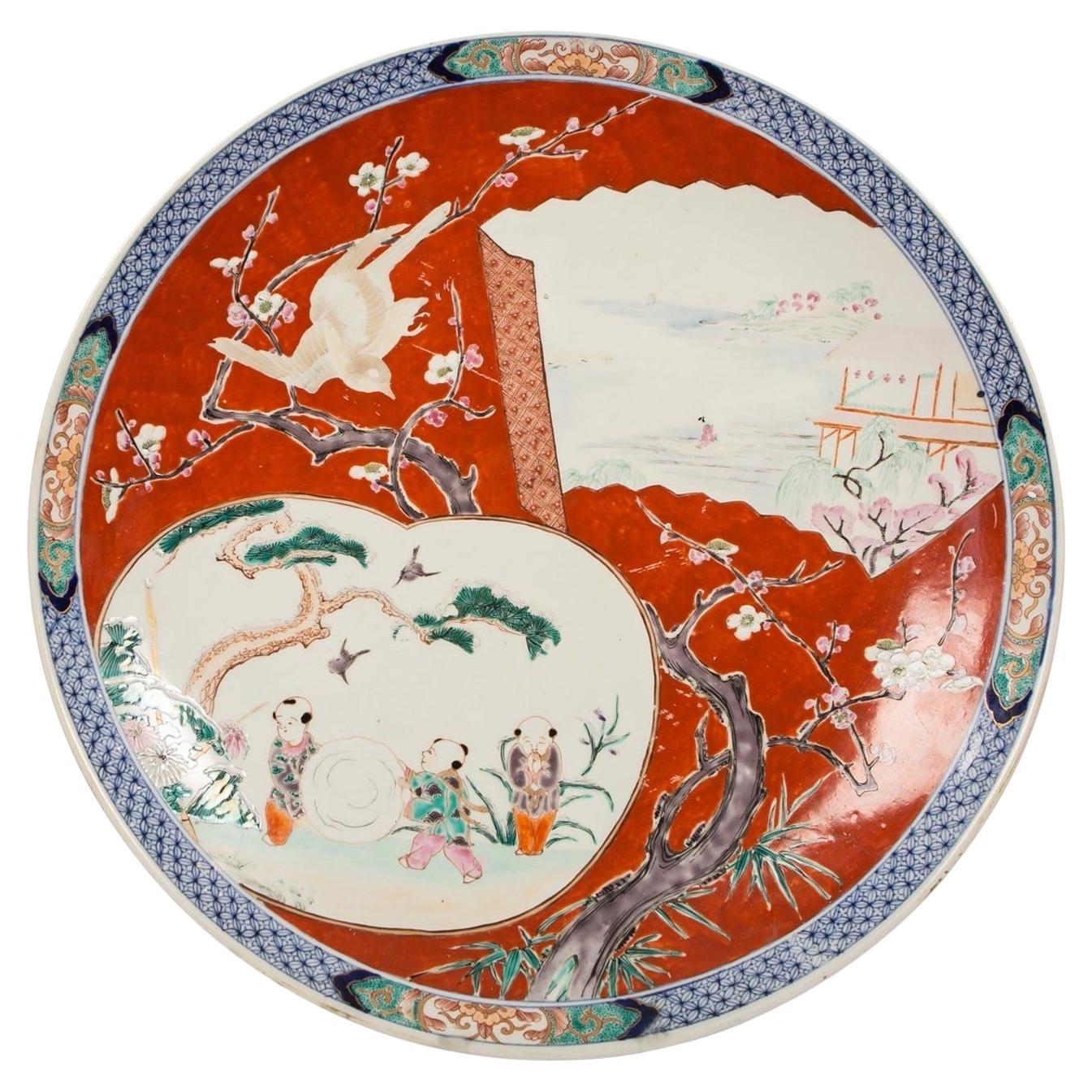 Große große rote antike japanische niedrige Schale, handbemalte Kinder beim Spielen, um 1885 im Angebot