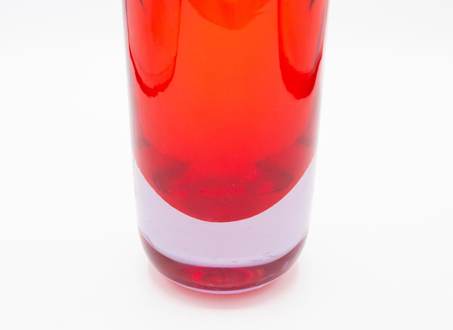 Italien, wahrscheinlich 1960er Jahre
Dies ist eine schöne Vase aus Muranoglas im Sommerso-Stil, die Seguso zugeschrieben wird. Gewichtig und substanziell in der Haptik, schwerer Sockel, reflektiert das Licht schön. Rote Farbe. Ein schönes und großes