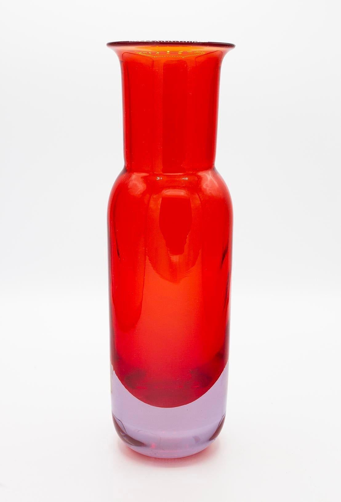 Large Red Art Glass Vase In Good Condition For Sale In Grand Rapids, MI