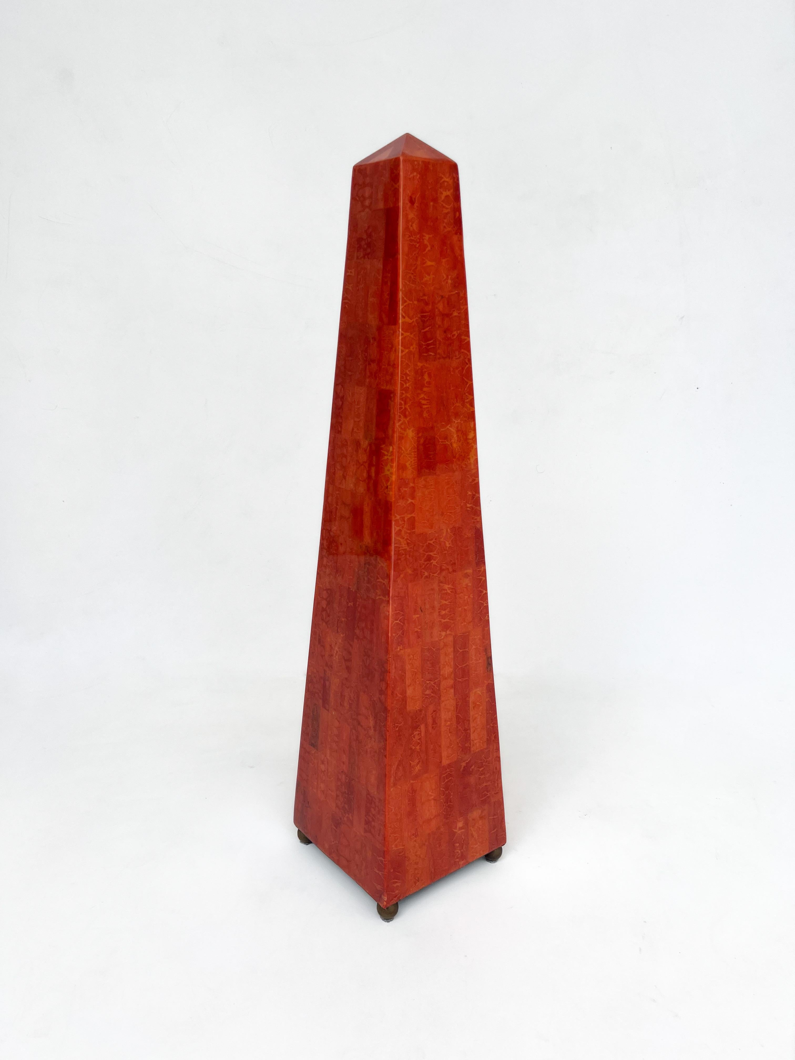 Lucidato Grande obelisco in conchiglia di cocco rosso boho di Maitland Smith in vendita