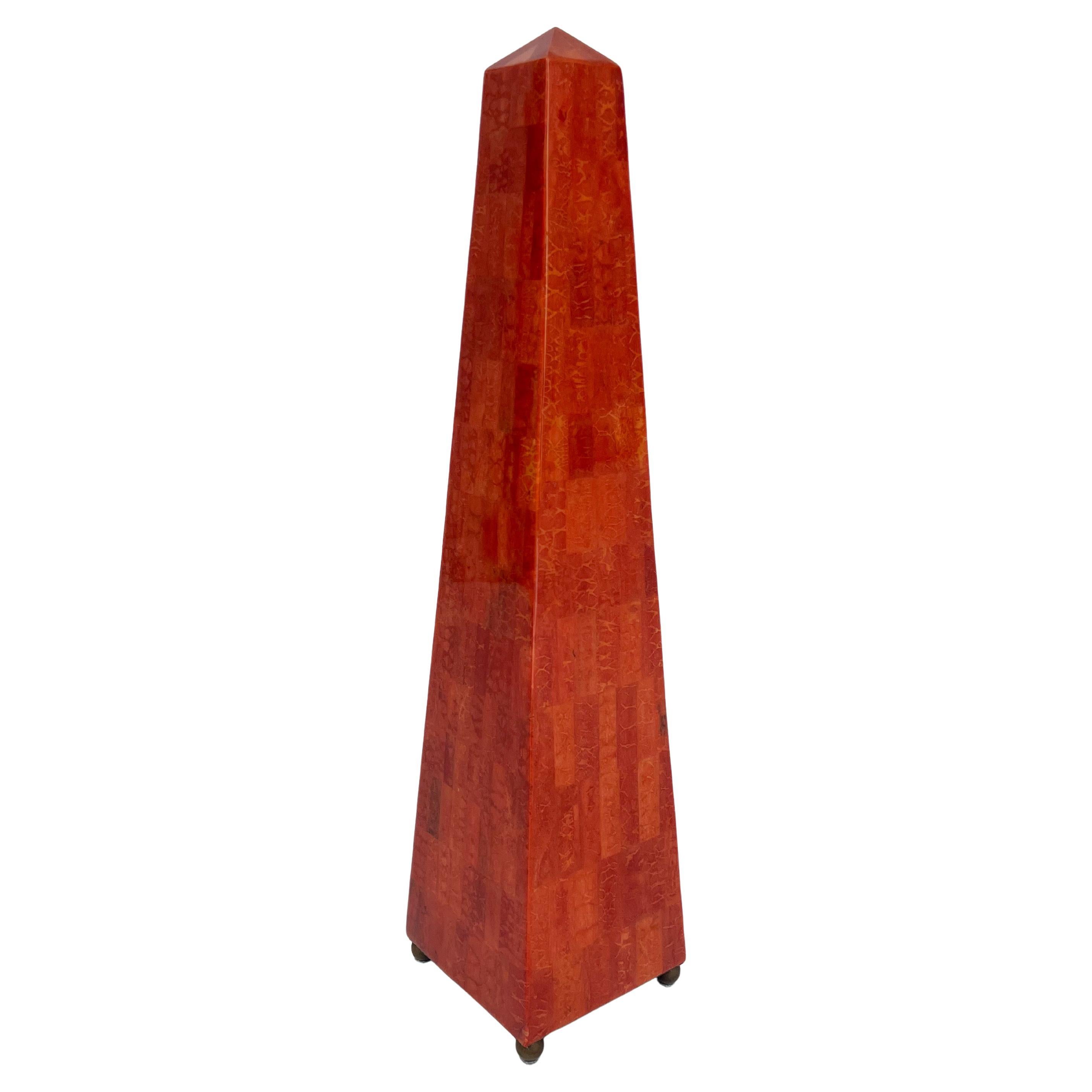 Grande obelisco in conchiglia di cocco rosso boho di Maitland Smith in vendita