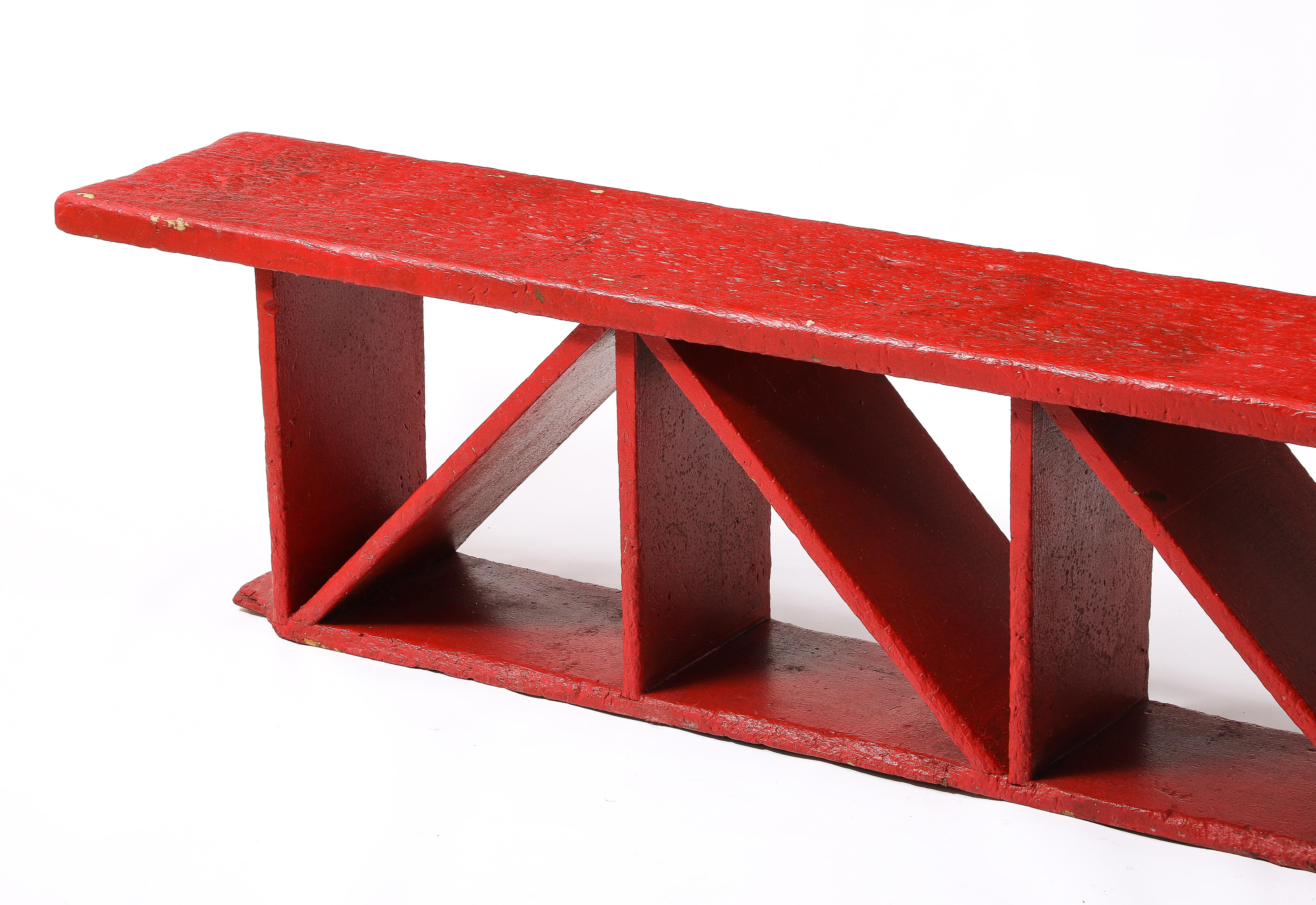 Panchina grafica in Wood con vernice rossa patinata.
