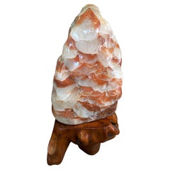 Gran piedra de calcita roja sobre base de madera, principios del siglo XX. Marruecos.