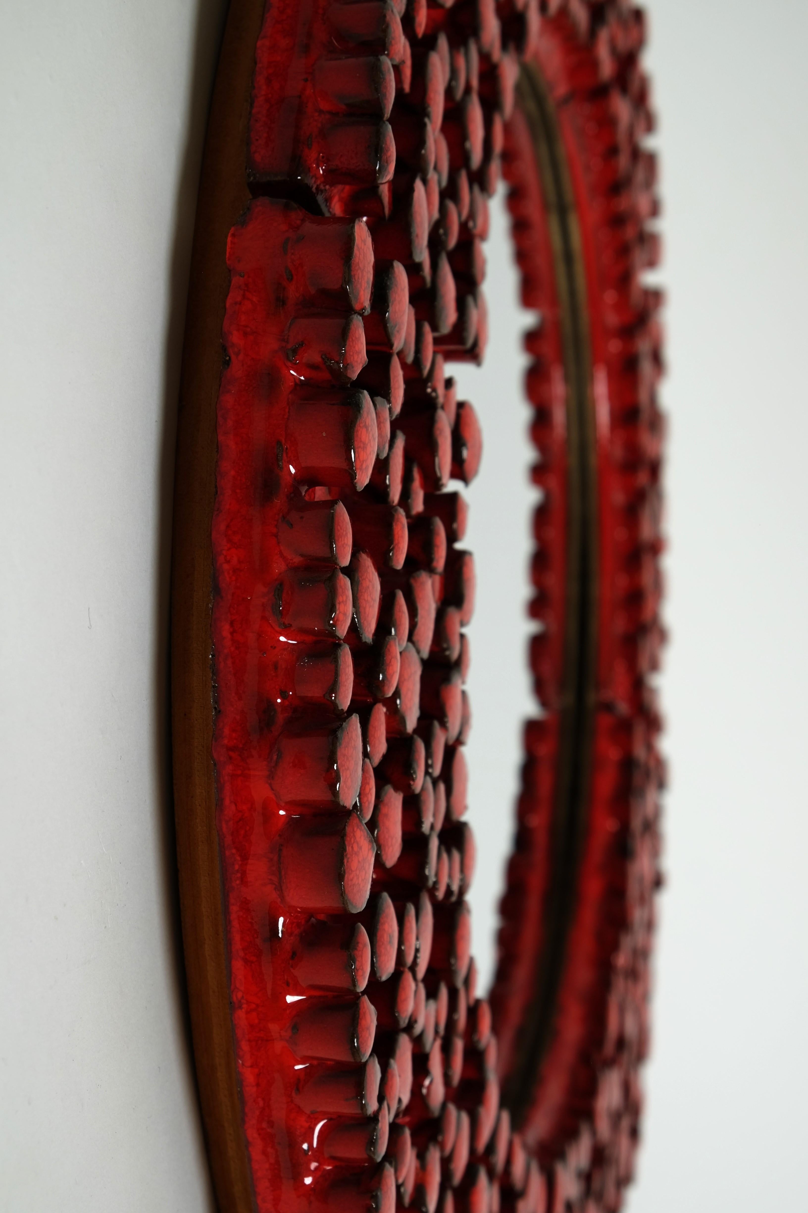 Grande specchio in ceramica rossa di Oswald Tieberghien, Belgio, anni '70 in vendita 6