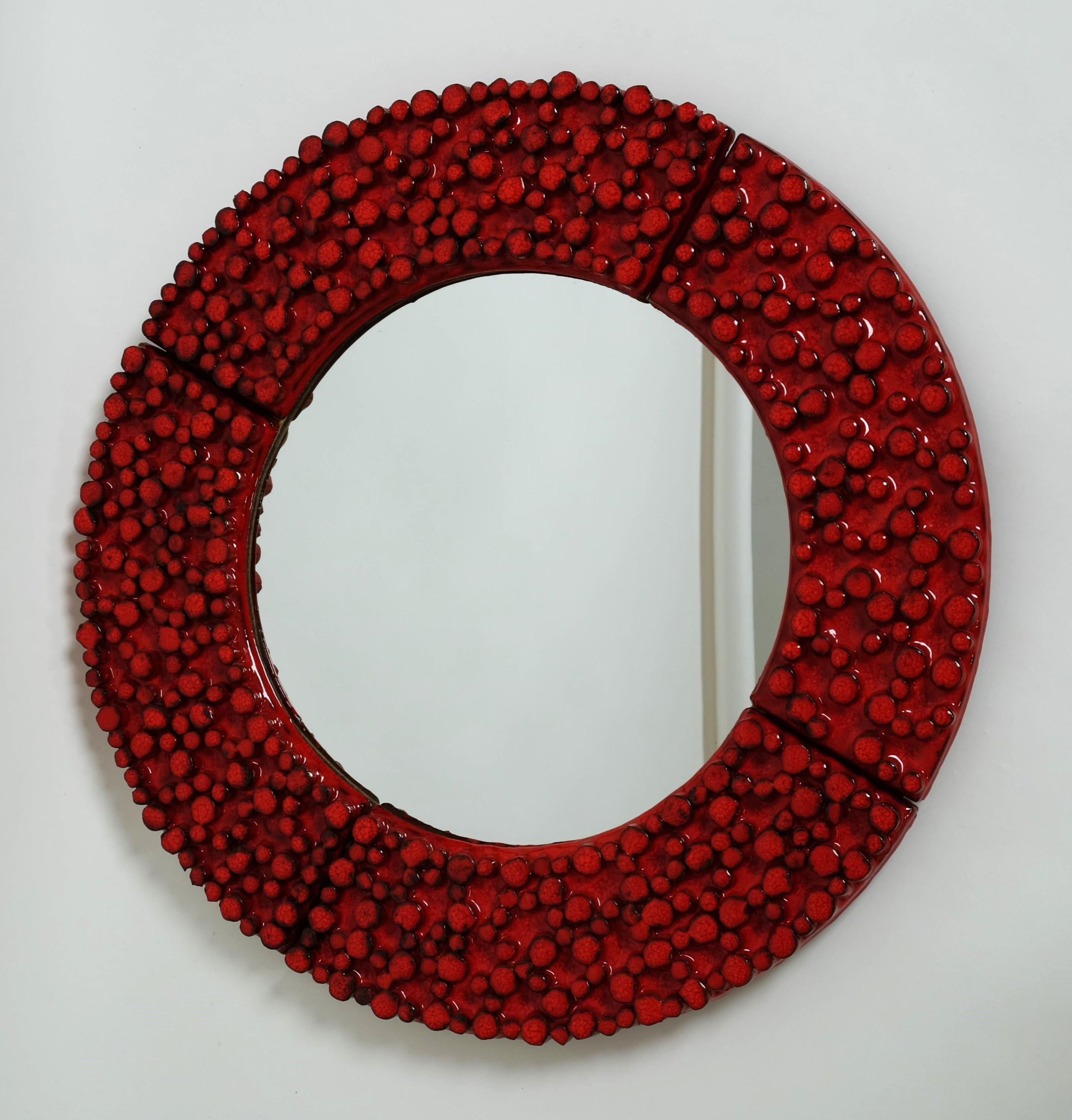 Un bellissimo specchio rotondo in ceramica di Oswald Tieberghien, Belgio, anni Settanta.

Lo specchio in ceramica rossa è in ottime condizioni e non presenta danni. Il vetro dello specchietto è stato sostituito una volta ed è in perfette