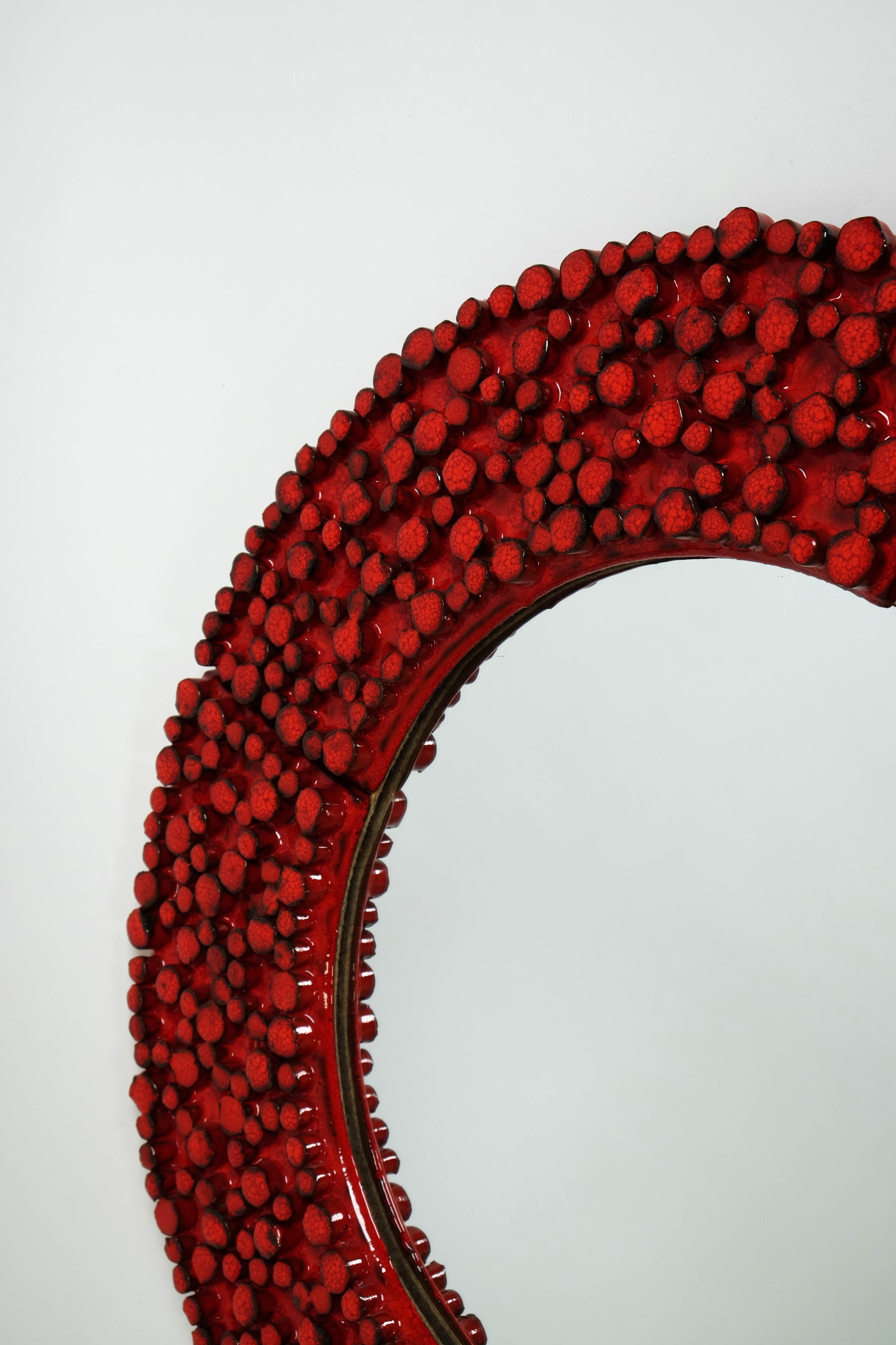 Grande specchio in ceramica rossa di Oswald Tieberghien, Belgio, anni '70 In condizioni buone in vendita a München, BY