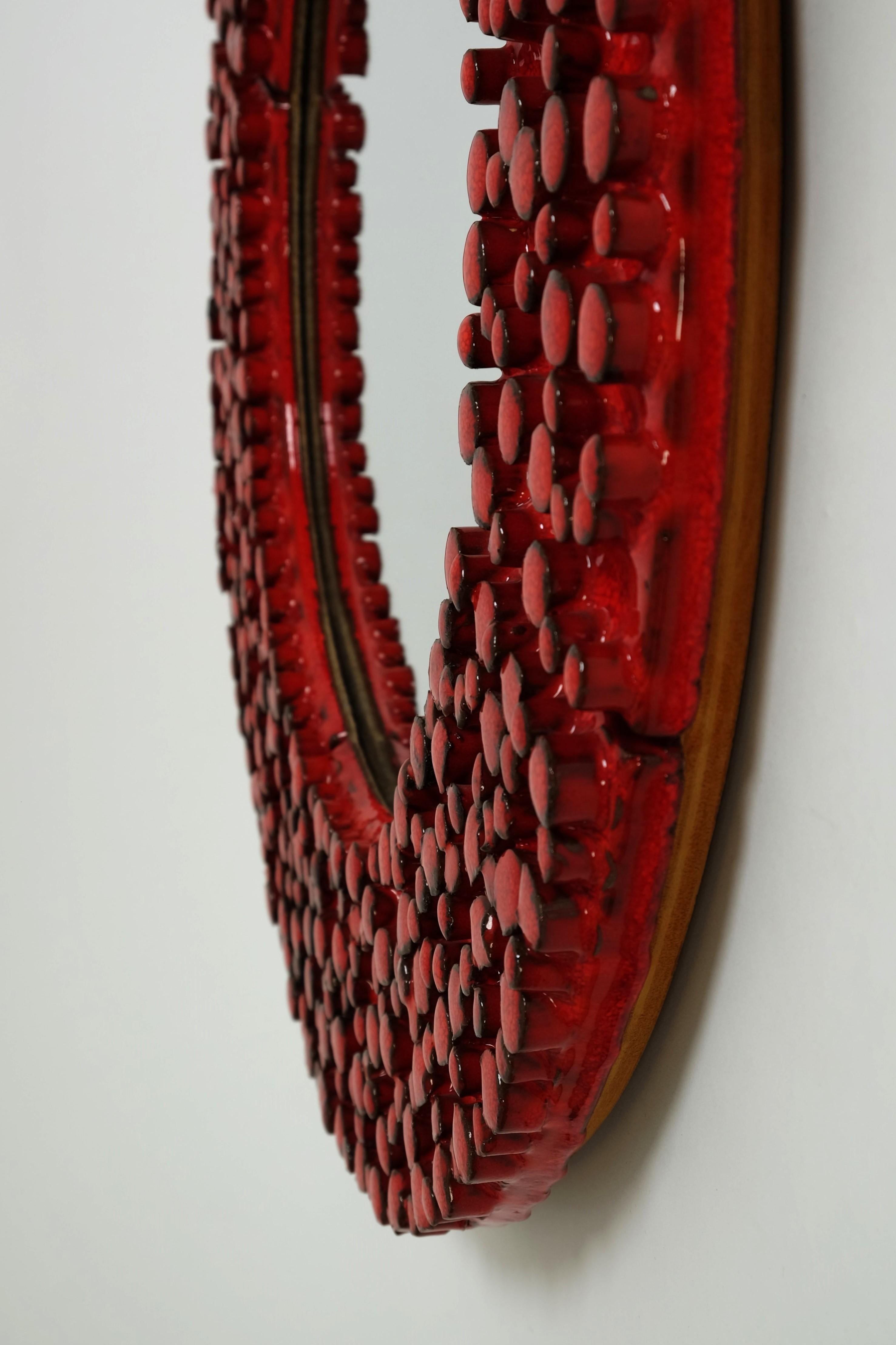 Grande specchio in ceramica rossa di Oswald Tieberghien, Belgio, anni '70 in vendita 1