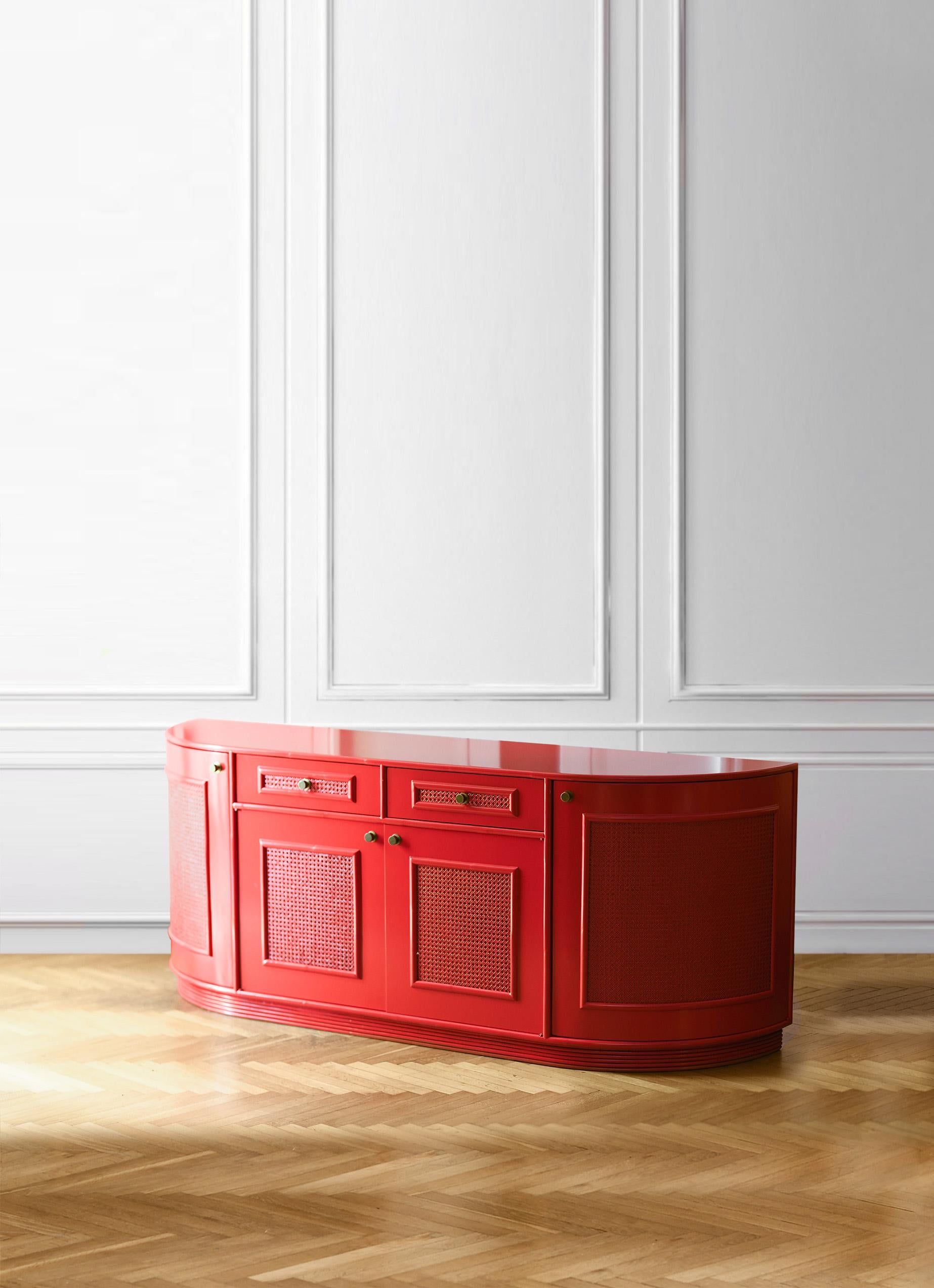 Large red China lacquered sideboard from the 80s
Product details
Storage unit with doors, drawers and internal shelves
Dimensions: 205L x 80H x 51D cm.