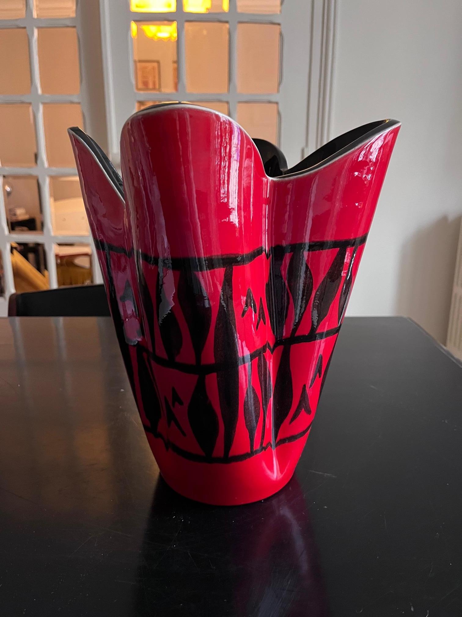 Français Grand vase en forme d'écusson rouge  en vente