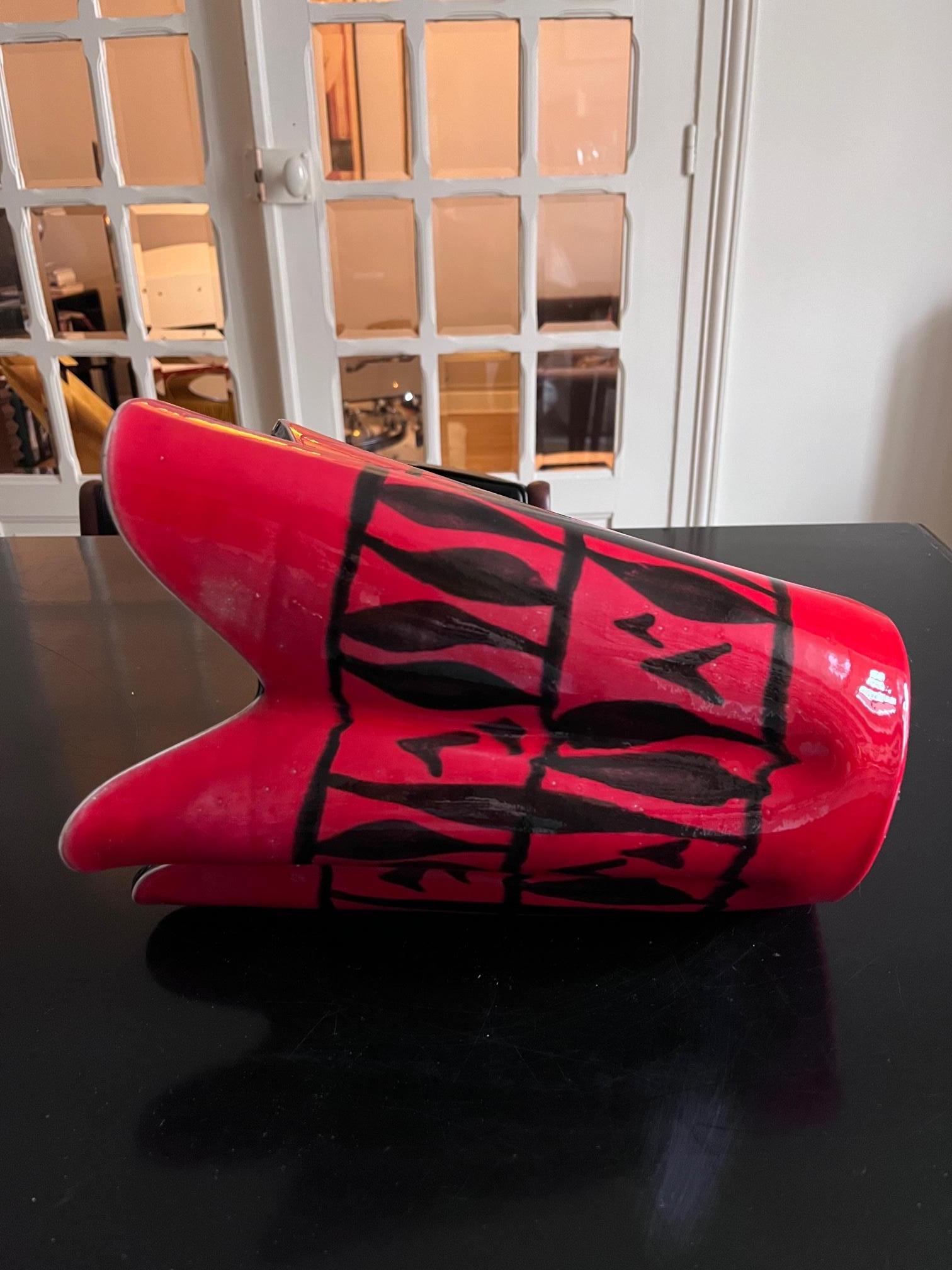Grand vase en forme d'écusson rouge  en vente 1