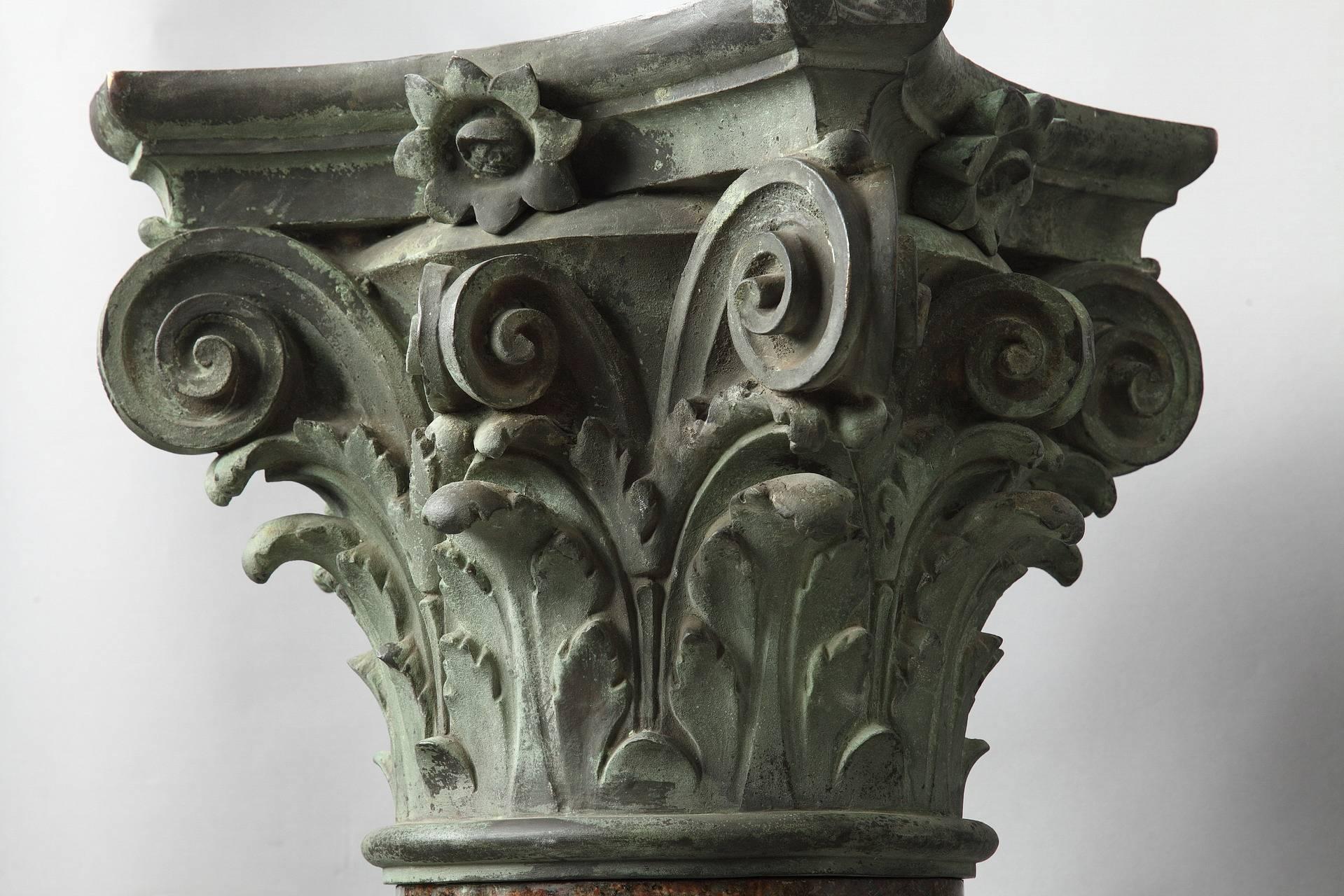 Bedeutende Säule aus rotem Granit und patinierter Bronze im neoklassizistischen Stil mit korinthischem Kapitell. Sie steht auf einem runden, abgestuften Sockel über einem quadratischen Sockel. französisches Werk des 20. Jahrhunderts. 


um