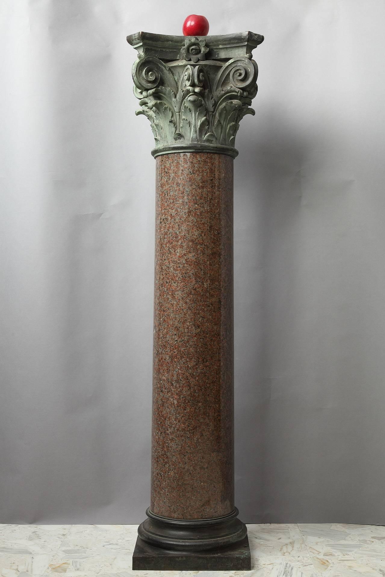 Néoclassique Grande colonne en granit rouge et bronze de style néoclassique