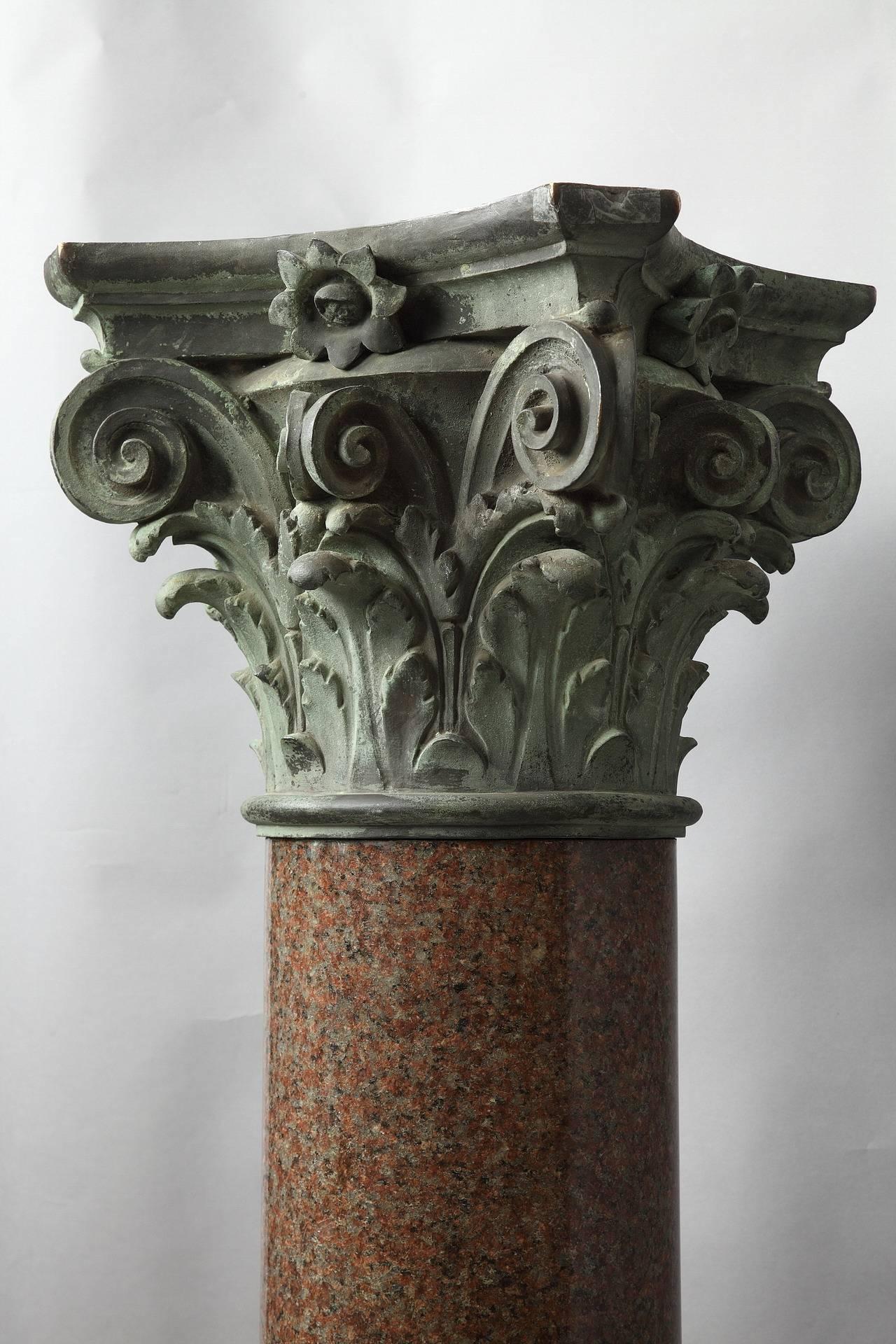 Français Grande colonne en granit rouge et bronze de style néoclassique