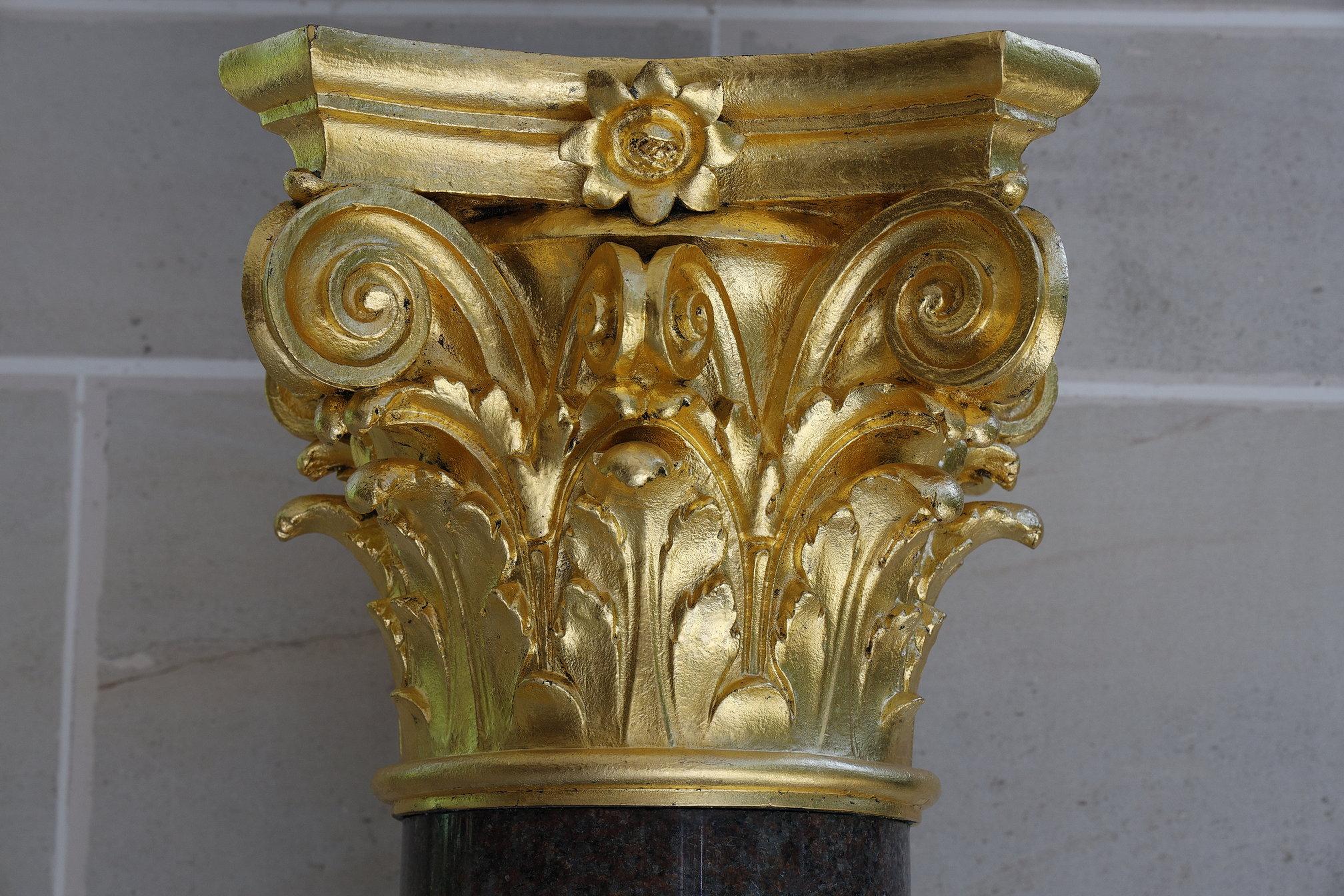 Large Red Granite and Gilt Bronze Column in Neoclassical style For Sale 5