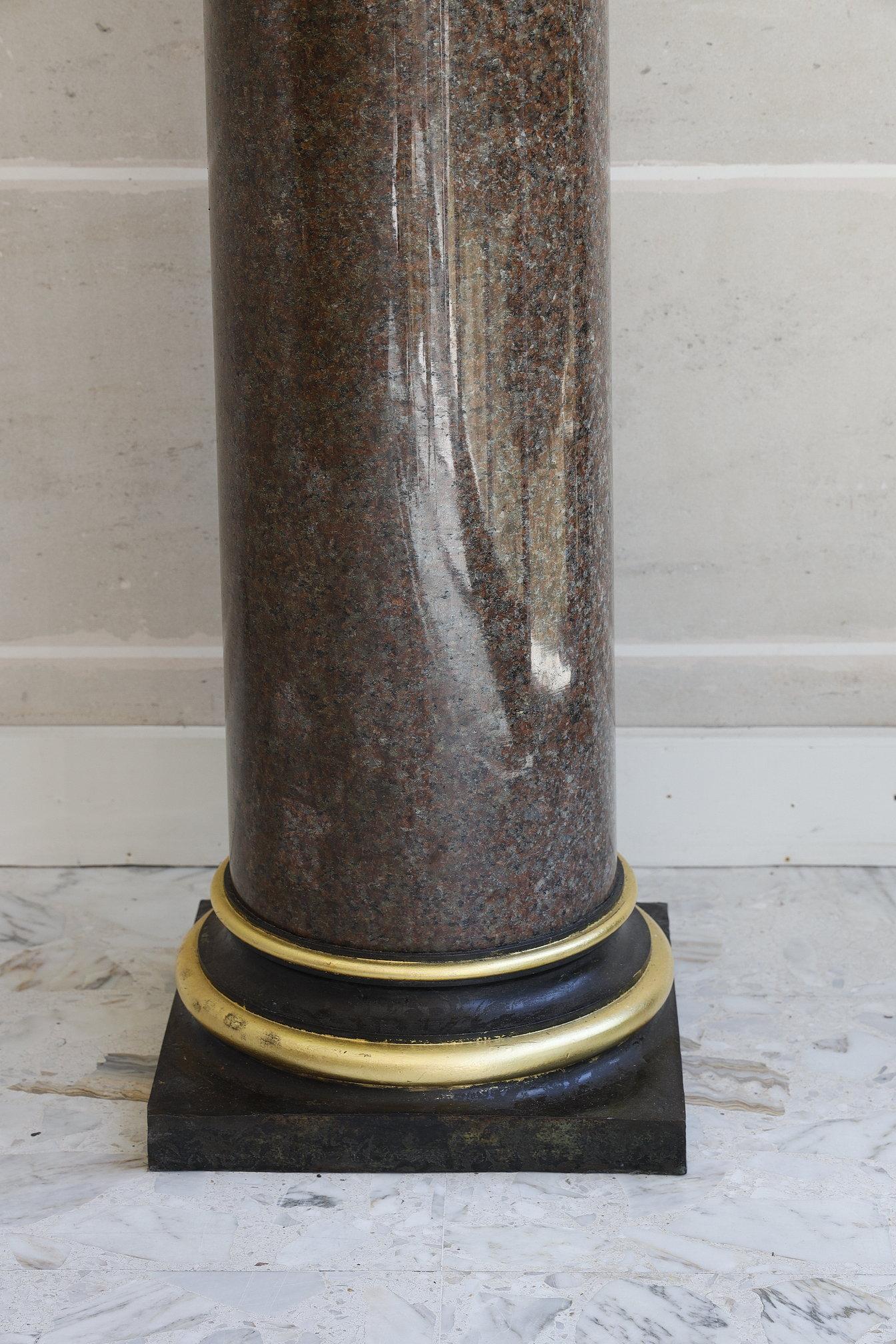 Grande colonne en granit rouge et bronze doré de style néoclassique en vente 3