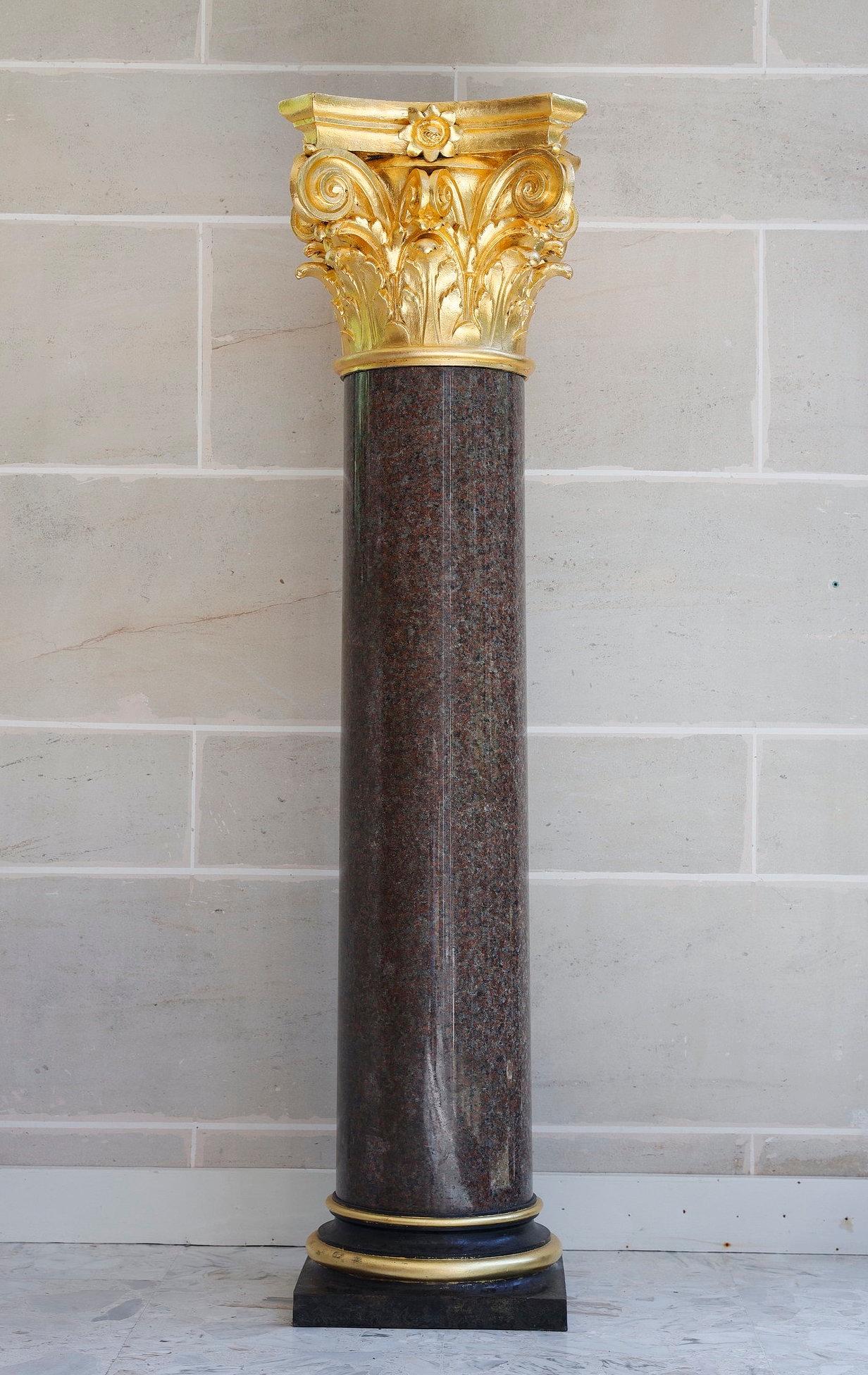 Large Red Granite and Gilt Bronze Column in Neoclassical style In Good Condition For Sale In Paris, FR