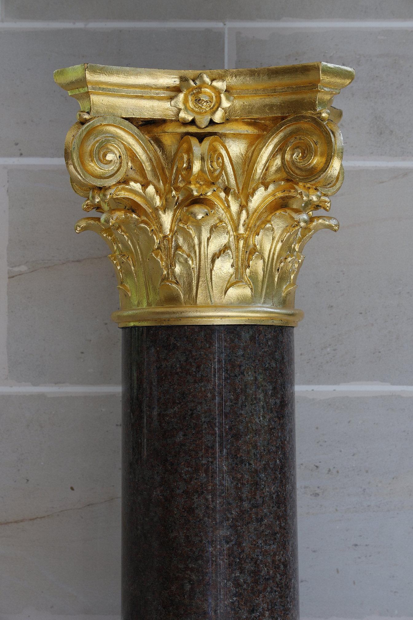 Doré Grande colonne en granit rouge et bronze doré de style néoclassique en vente