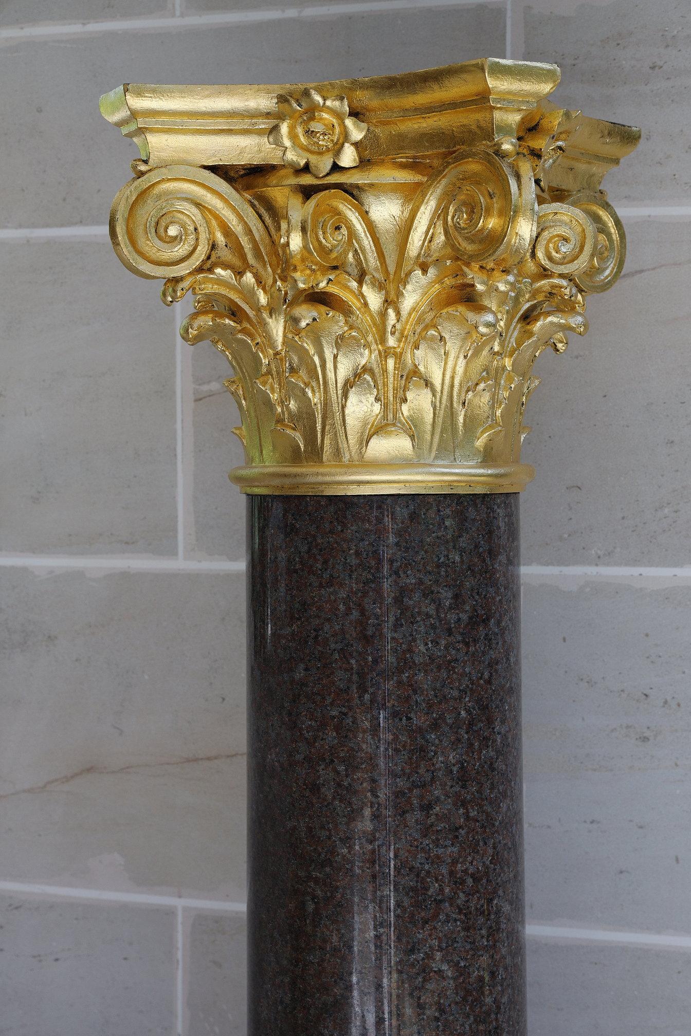 Large Red Granite and Gilt Bronze Column in Neoclassical style For Sale 1