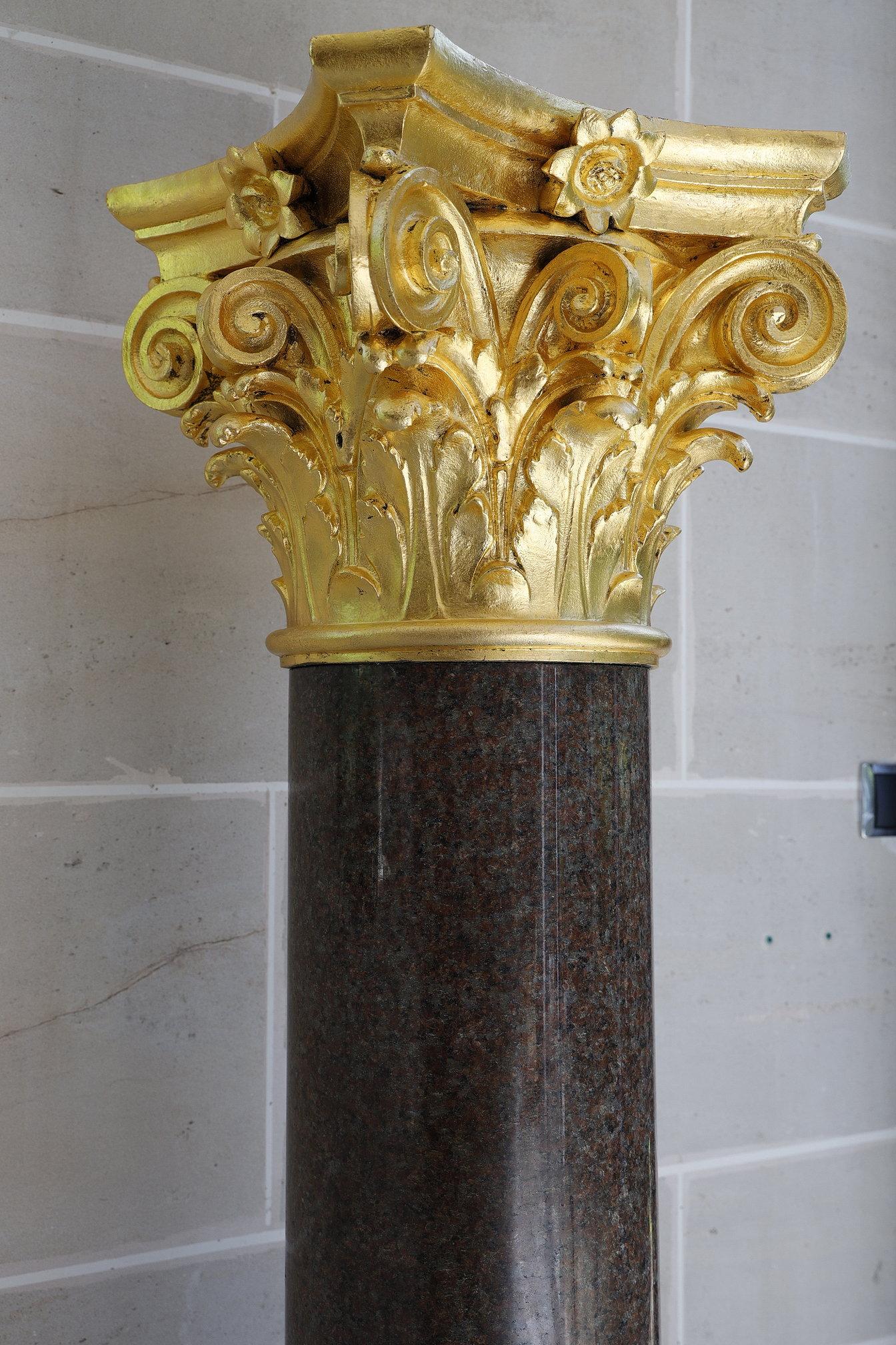 Milieu du XXe siècle Grande colonne en granit rouge et bronze doré de style néoclassique en vente