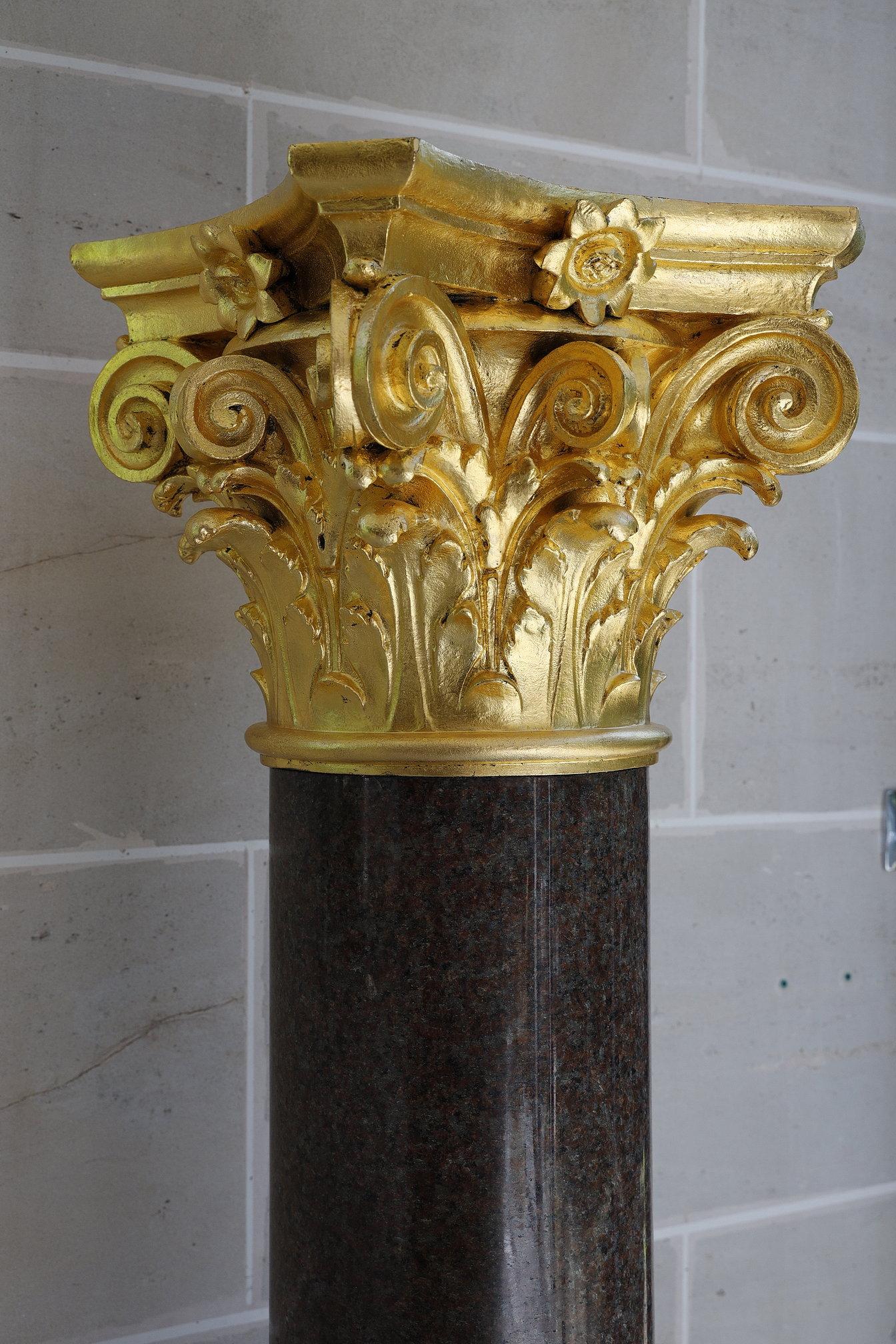 Large Red Granite and Gilt Bronze Column in Neoclassical style For Sale 3