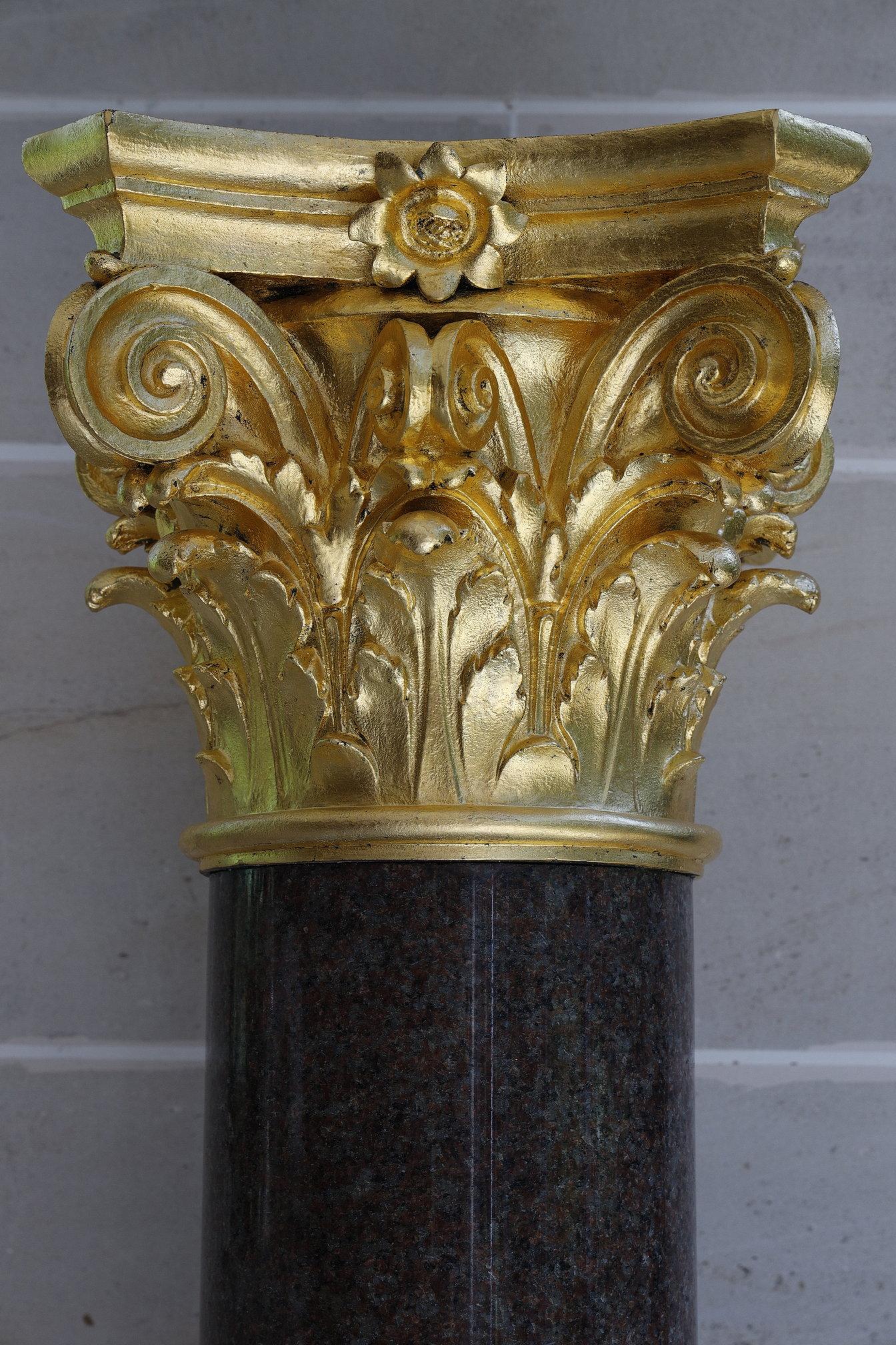 Large Red Granite and Gilt Bronze Column in Neoclassical style For Sale 4
